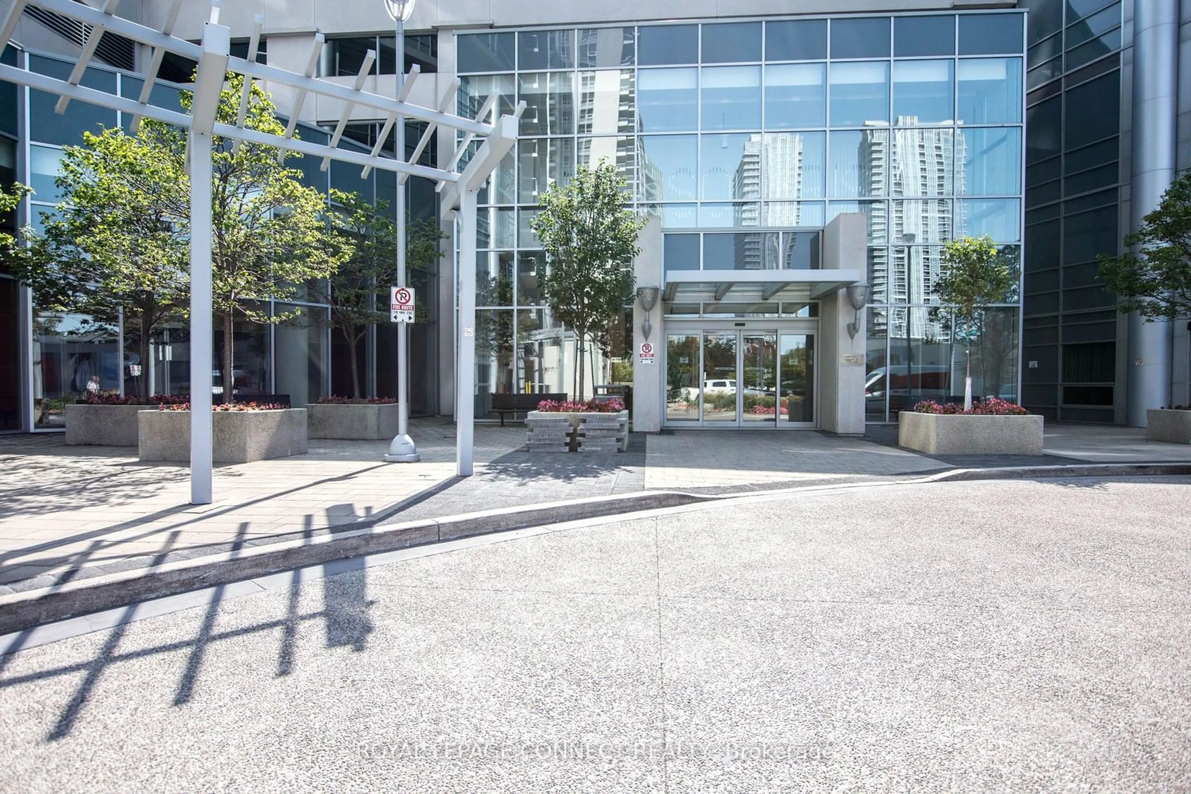 Indoor lobby for 125 Village Green Sq #608, Toronto Ontario M1S 0G3