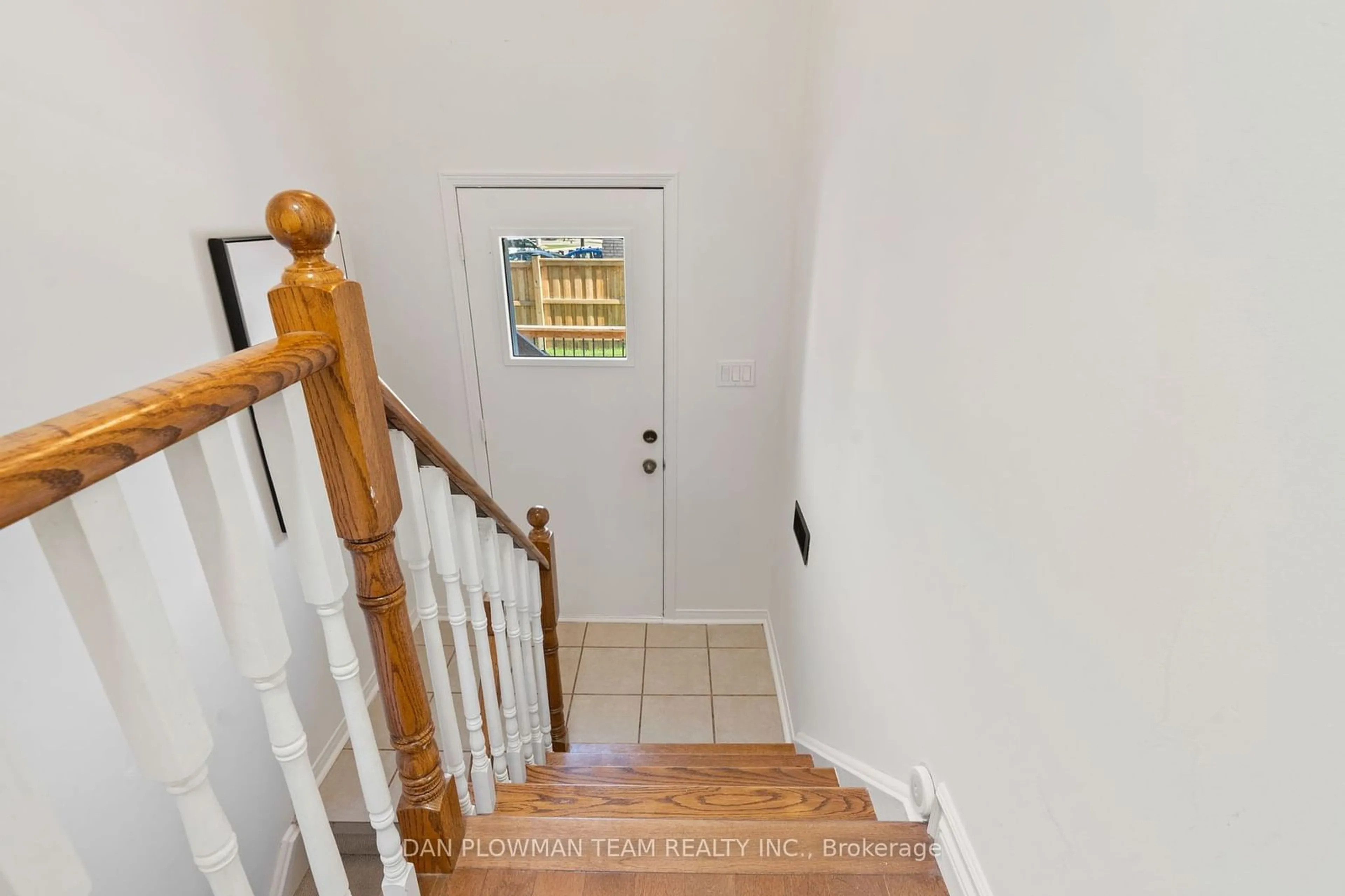 Indoor entryway for 49 Goodwin Ave, Clarington Ontario L1C 4Z5