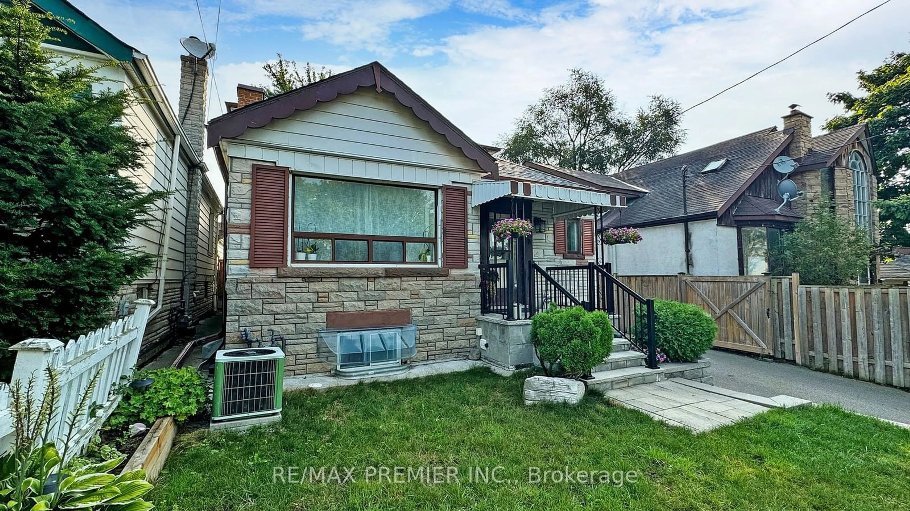 Frontside or backside of a home for 71 Glenburn Ave, Toronto Ontario M4B 2X6