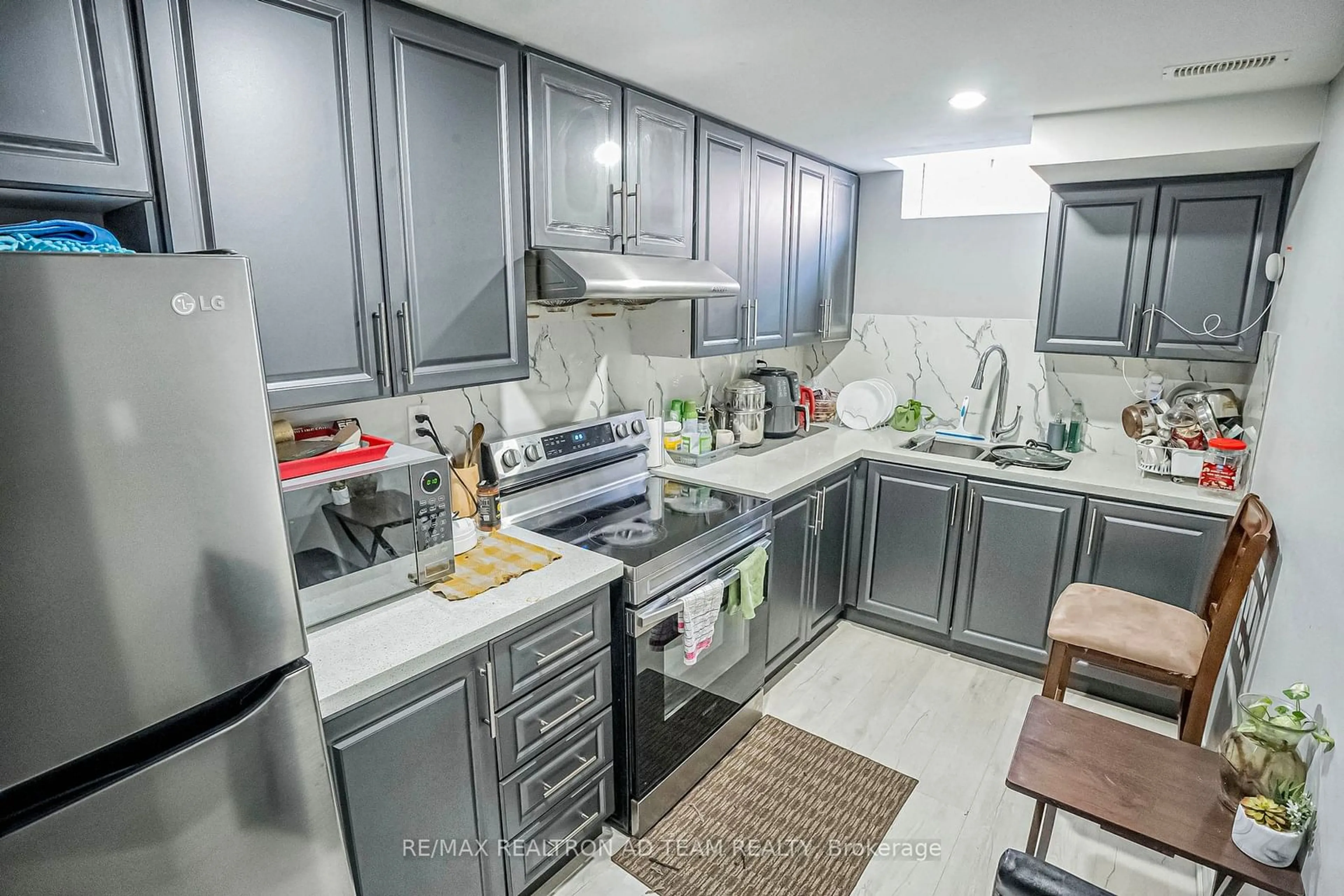 Standard kitchen for 2407 Florentine Pl, Pickering Ontario L1X 0H1