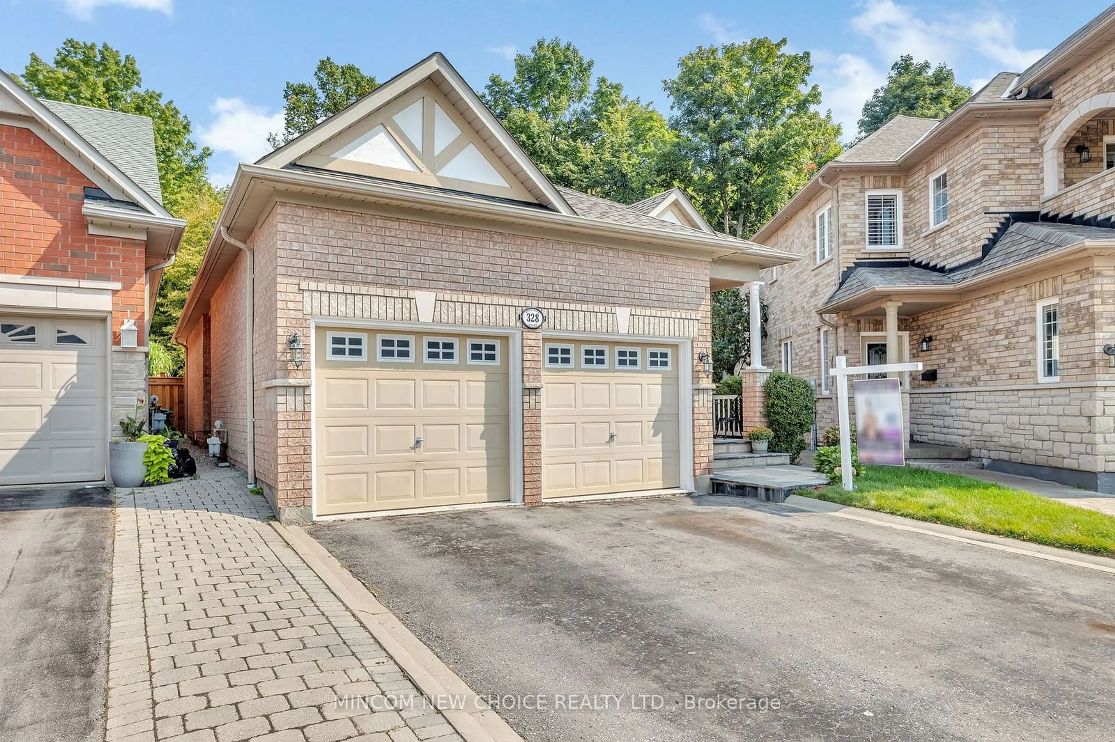 Home with brick exterior material for 328 Mapleview Crt, Pickering Ontario L1X 2X3