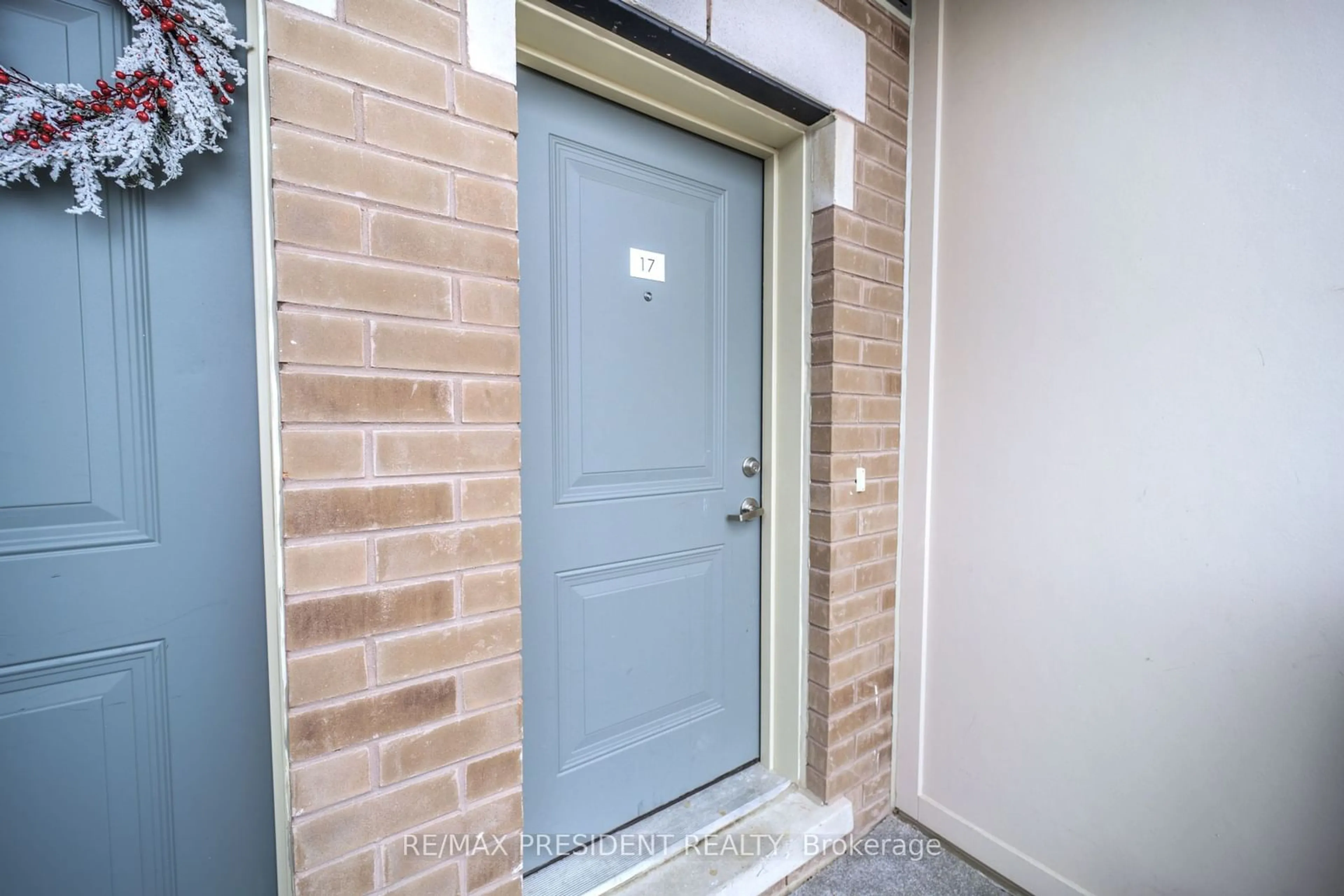 Indoor entryway, cement floor for 480 Beresford Path #17, Oshawa Ontario L1H 0B2