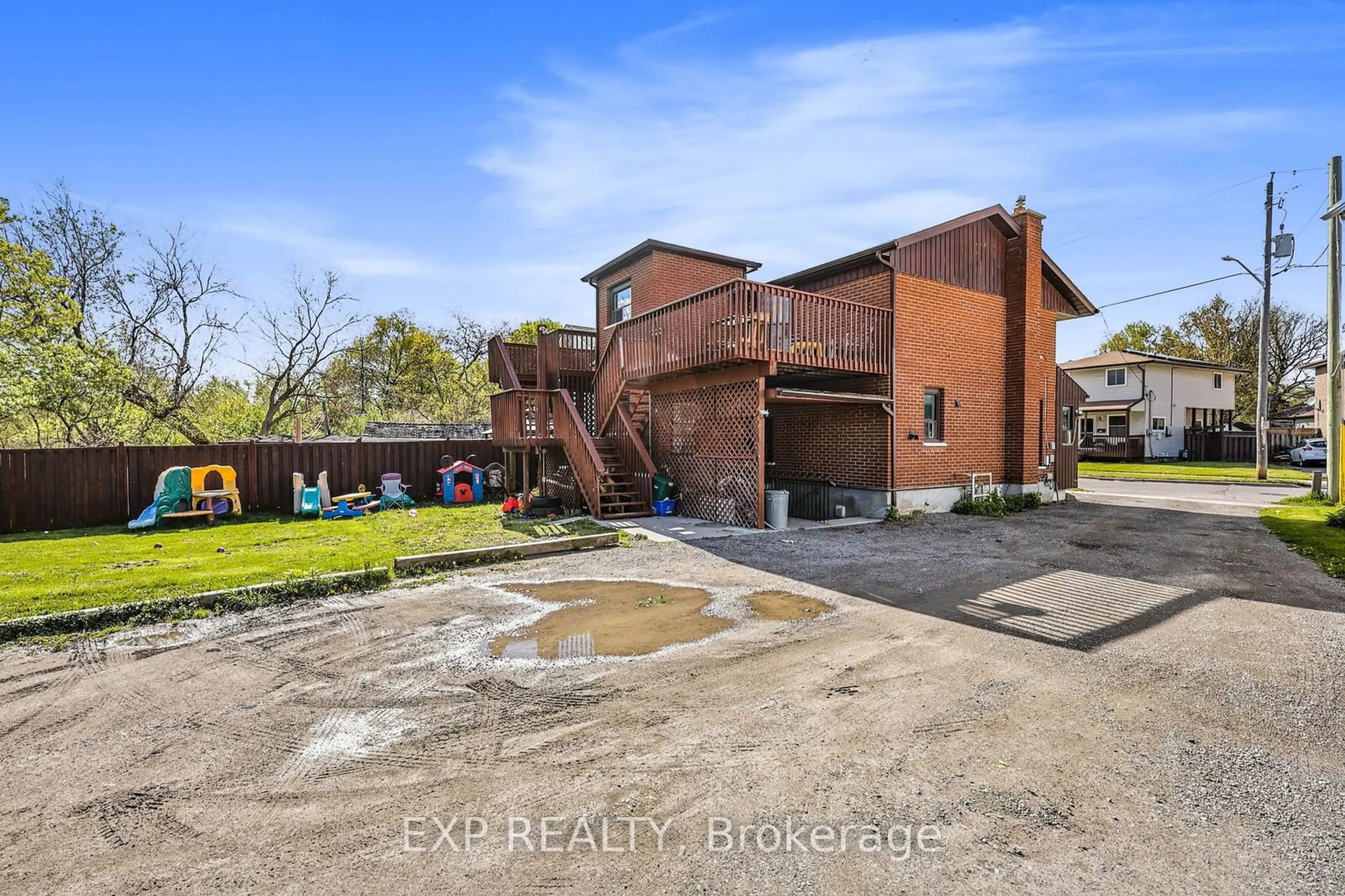 A pic from outside/outdoor area/front of a property/back of a property/a pic from drone, building for 23 Erie St, Oshawa Ontario L1H 3R1