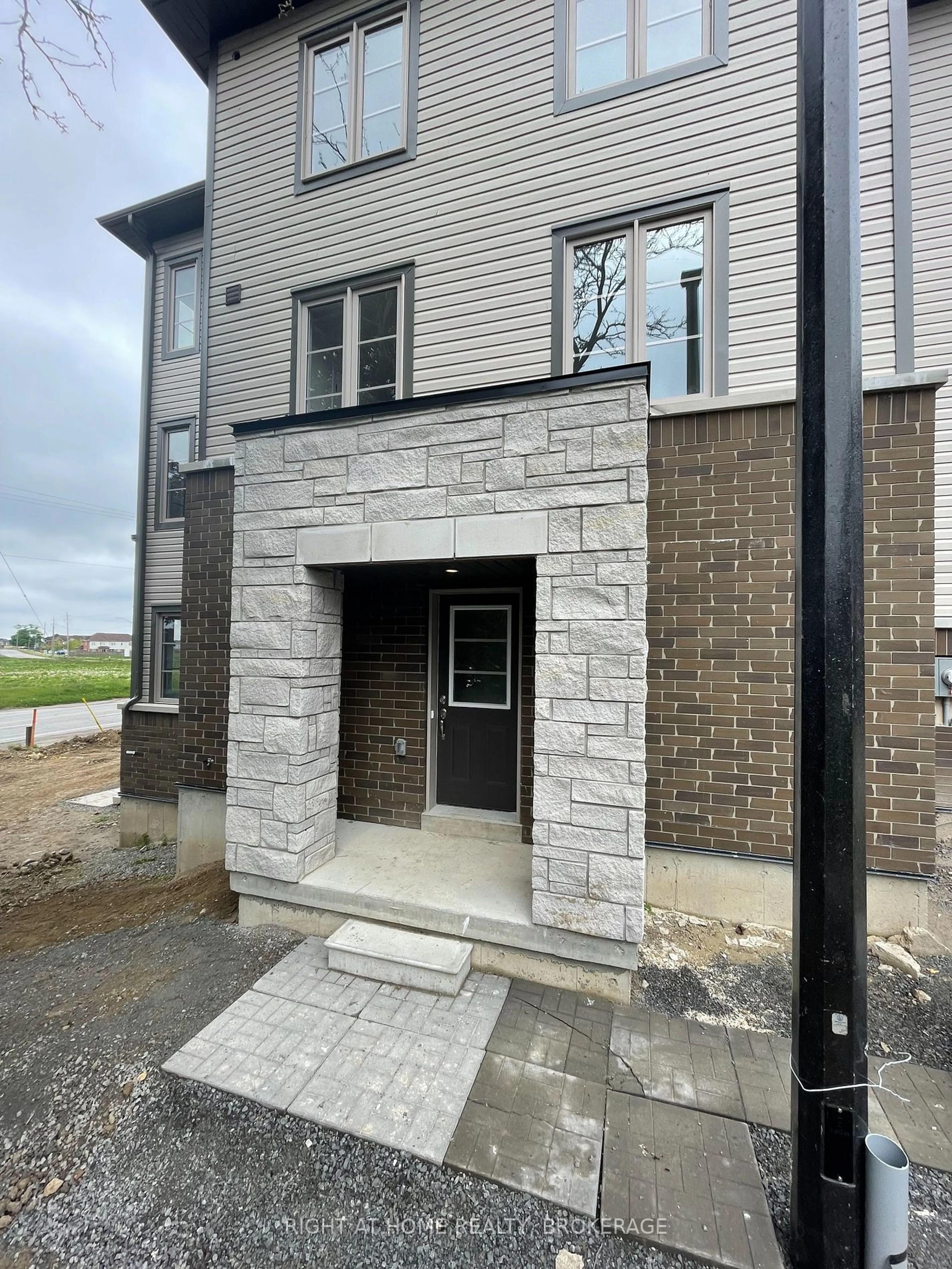 Home with brick exterior material for 1534 Bloor St, Clarington Ontario L1E 0G9