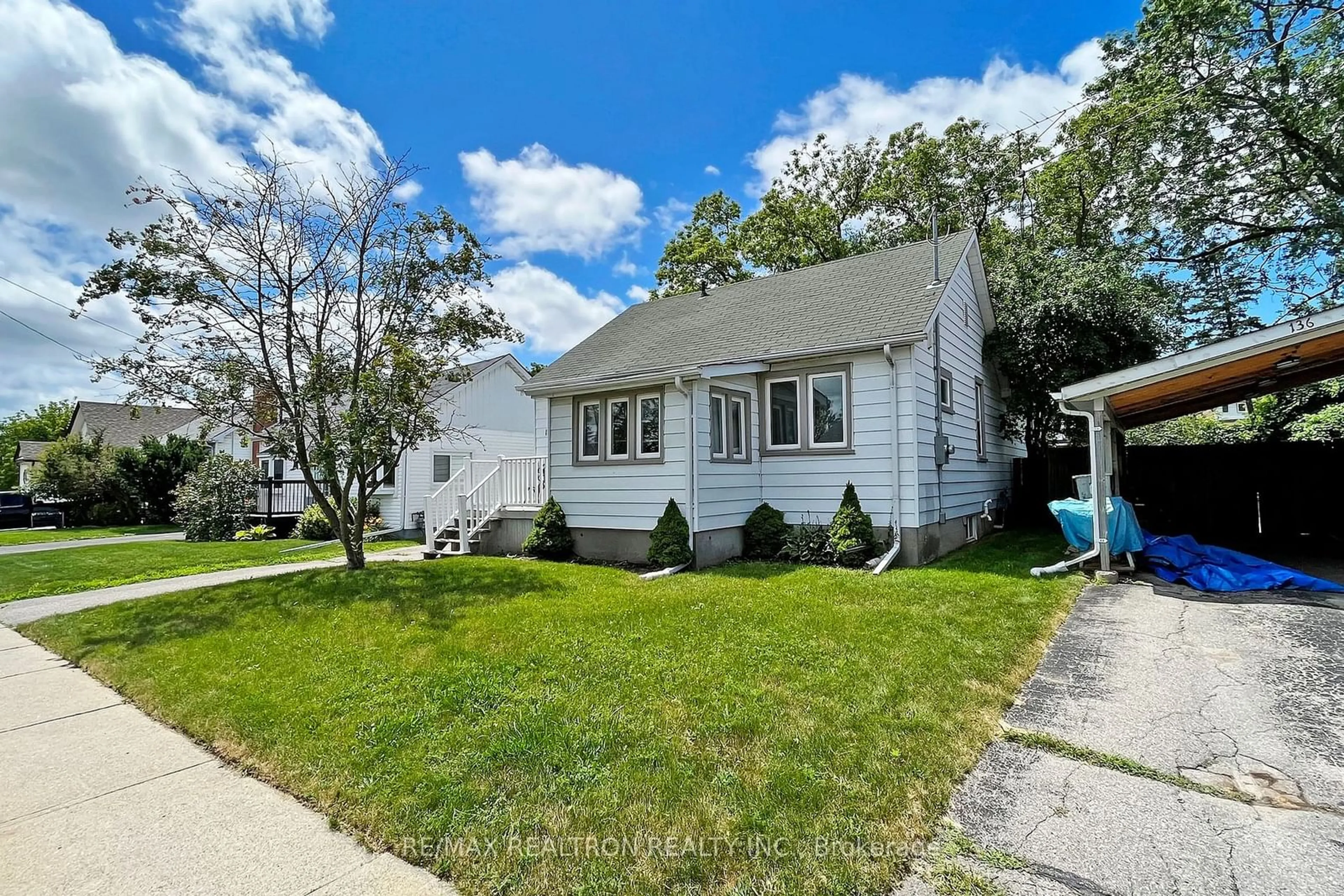 Frontside or backside of a home for 132 Gibbons St, Oshawa Ontario L1J 4Y2