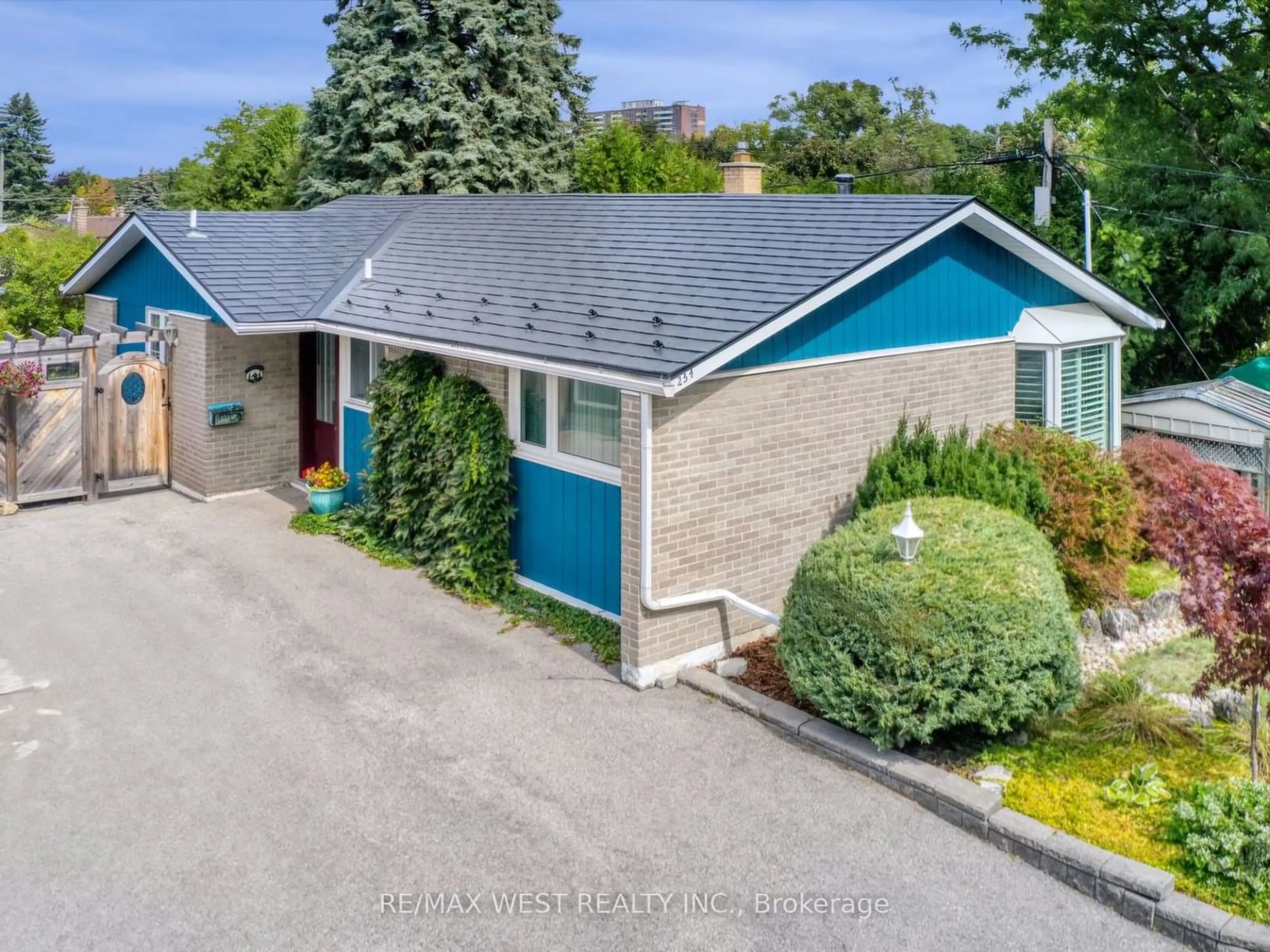 Frontside or backside of a home, cottage for 254 Confederation Dr, Toronto Ontario M1G 1B5