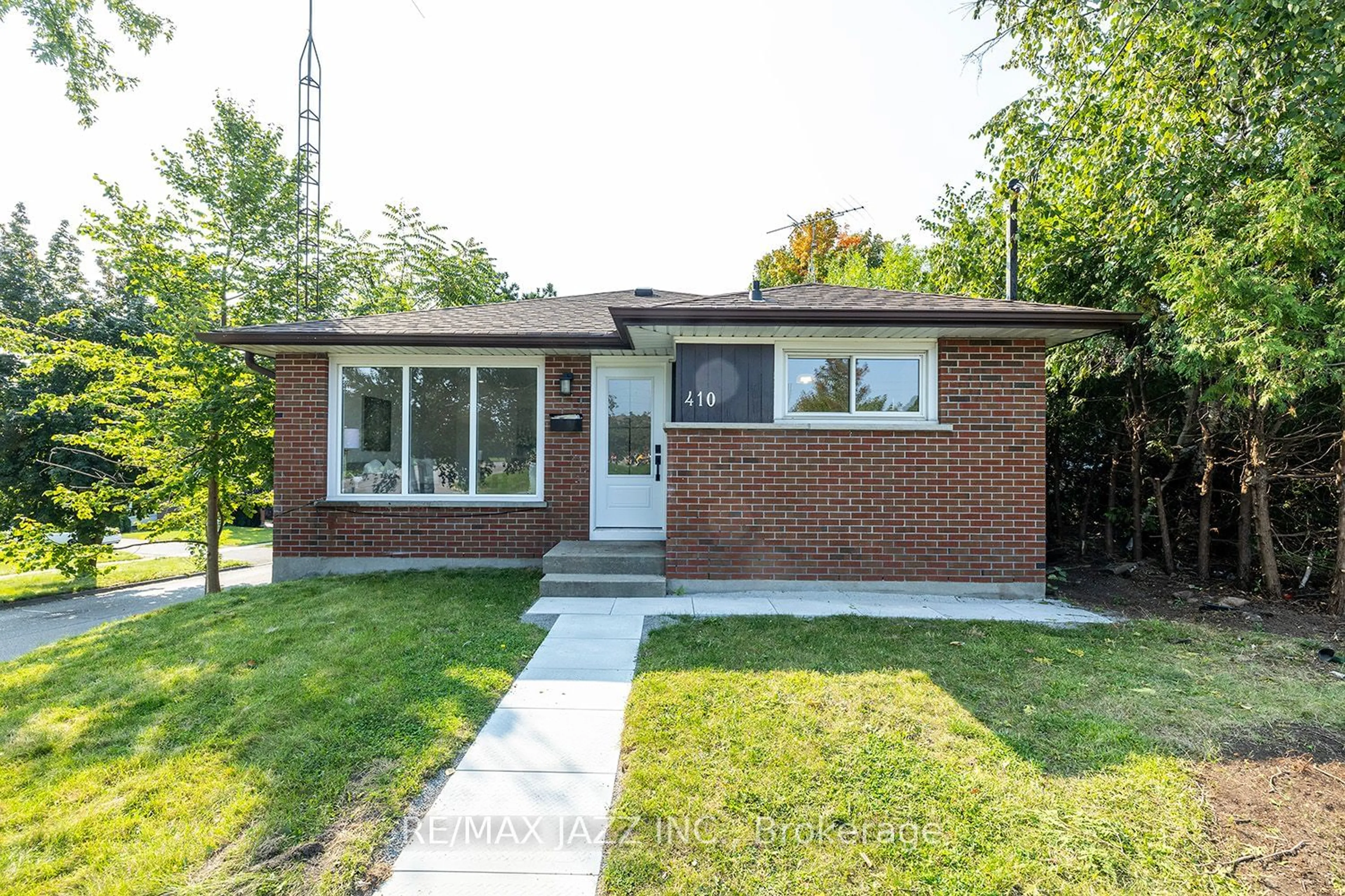 Home with brick exterior material for 410 Elizabeth St, Oshawa Ontario L1J 5T1