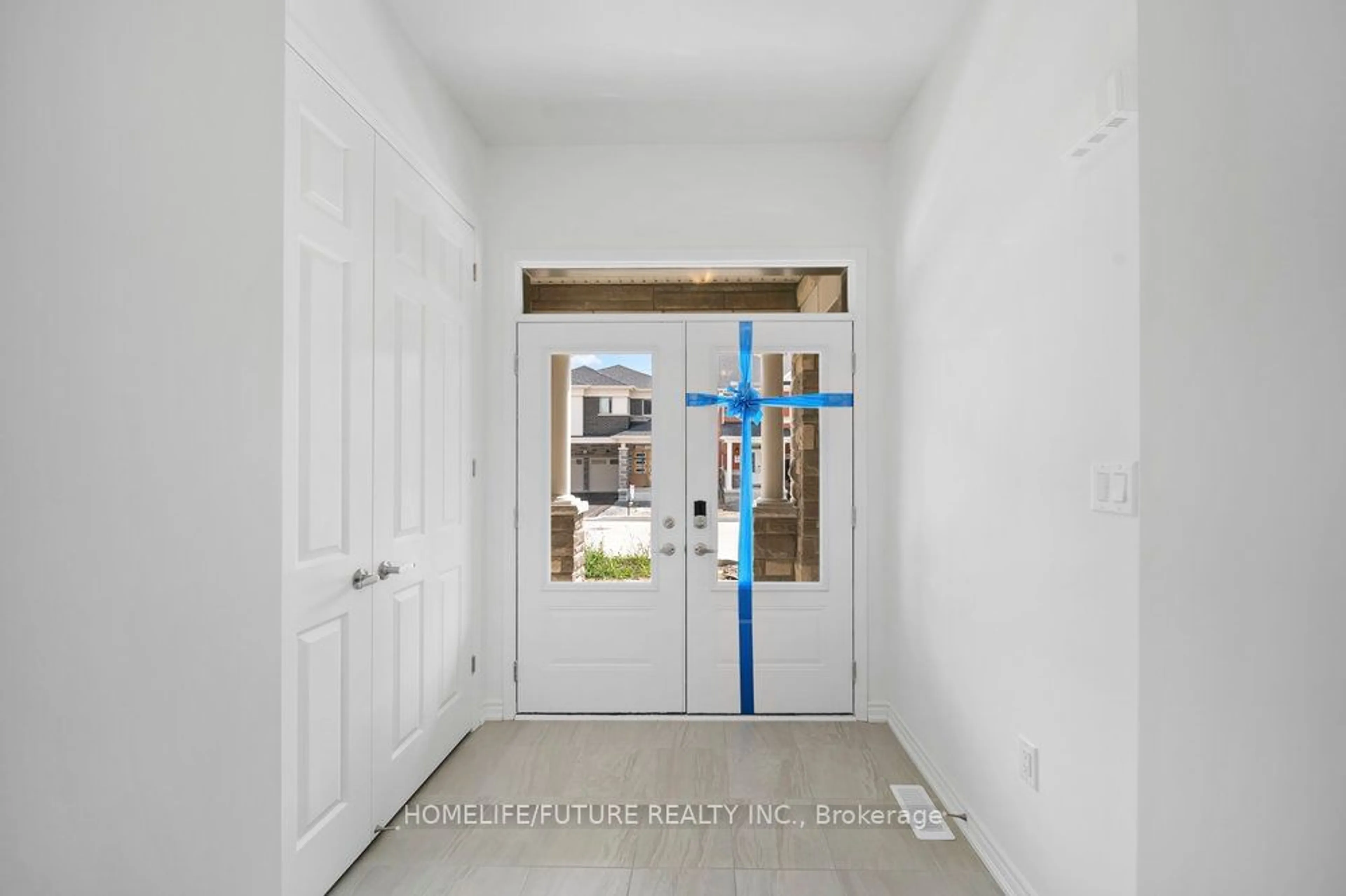 Indoor entryway for 1408 Mockingbird Sq, Pickering Ontario L0H 1J0