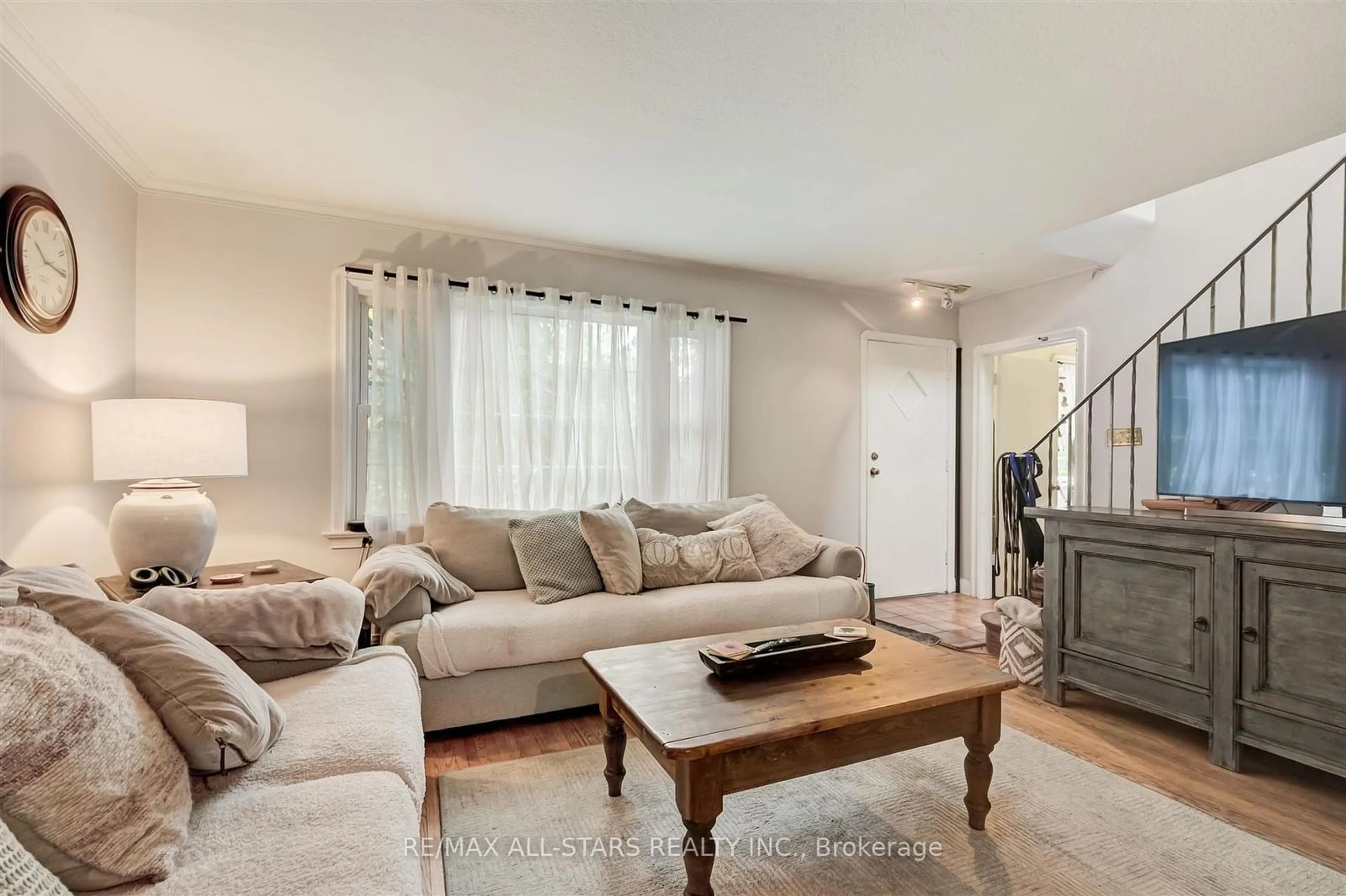 Living room for 18 Aylesford Dr, Toronto Ontario M1N 1L7