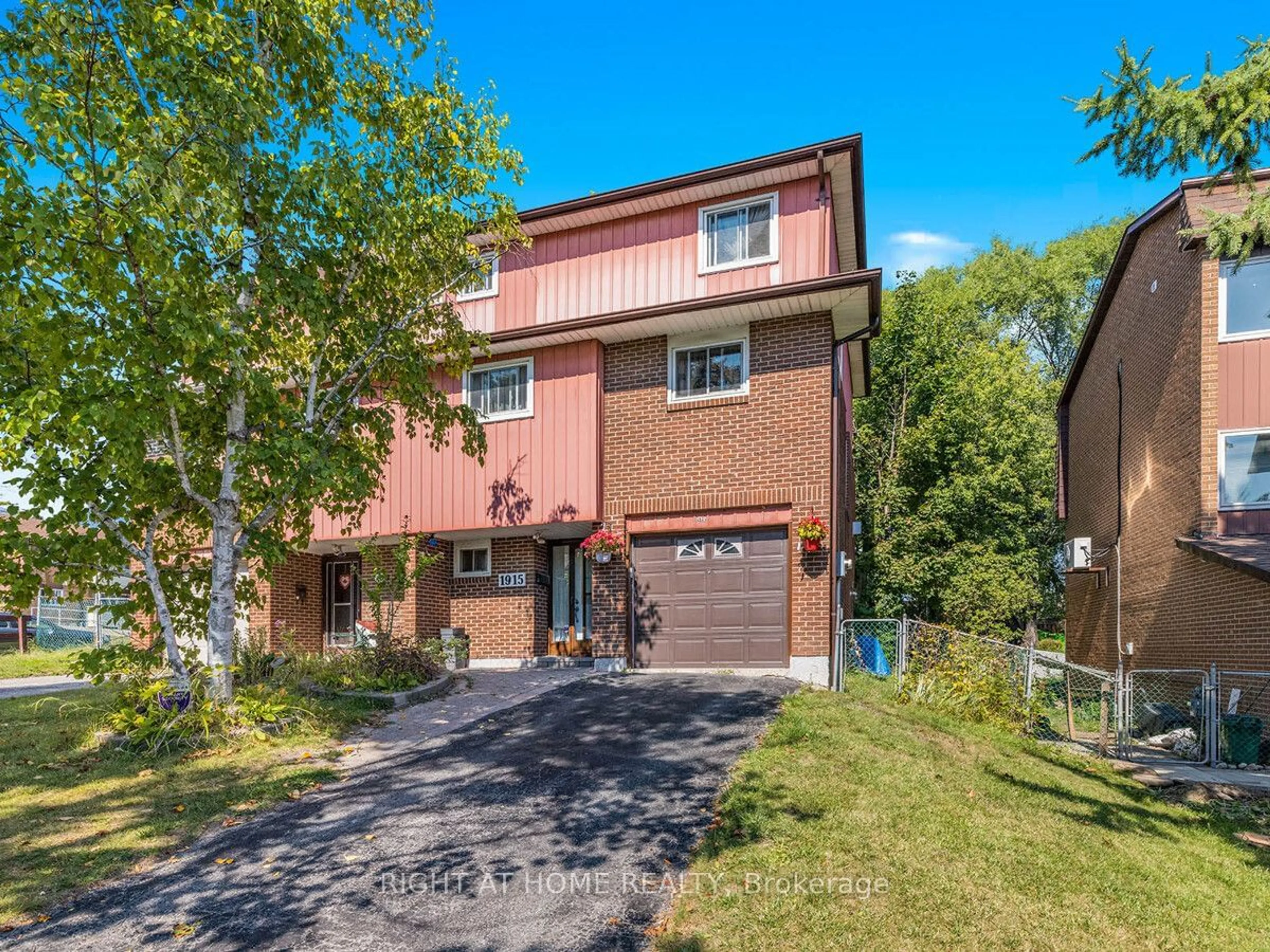 A pic from exterior of the house or condo, the street view for 1915 FAYLEE Cres, Pickering Ontario L1V 2T3