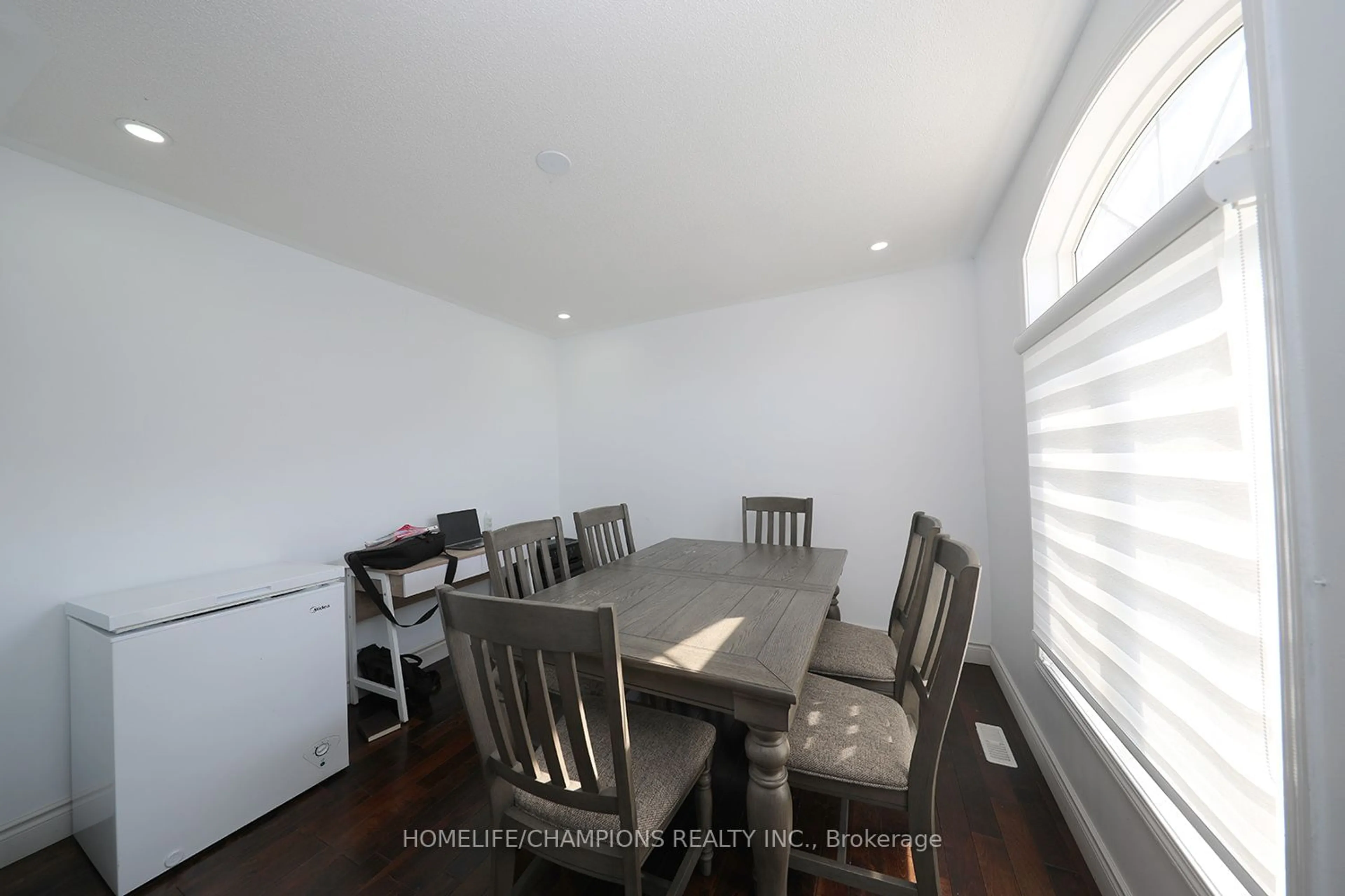 Dining room for 18 Lawrence Town St, Ajax Ontario L1S 0B8