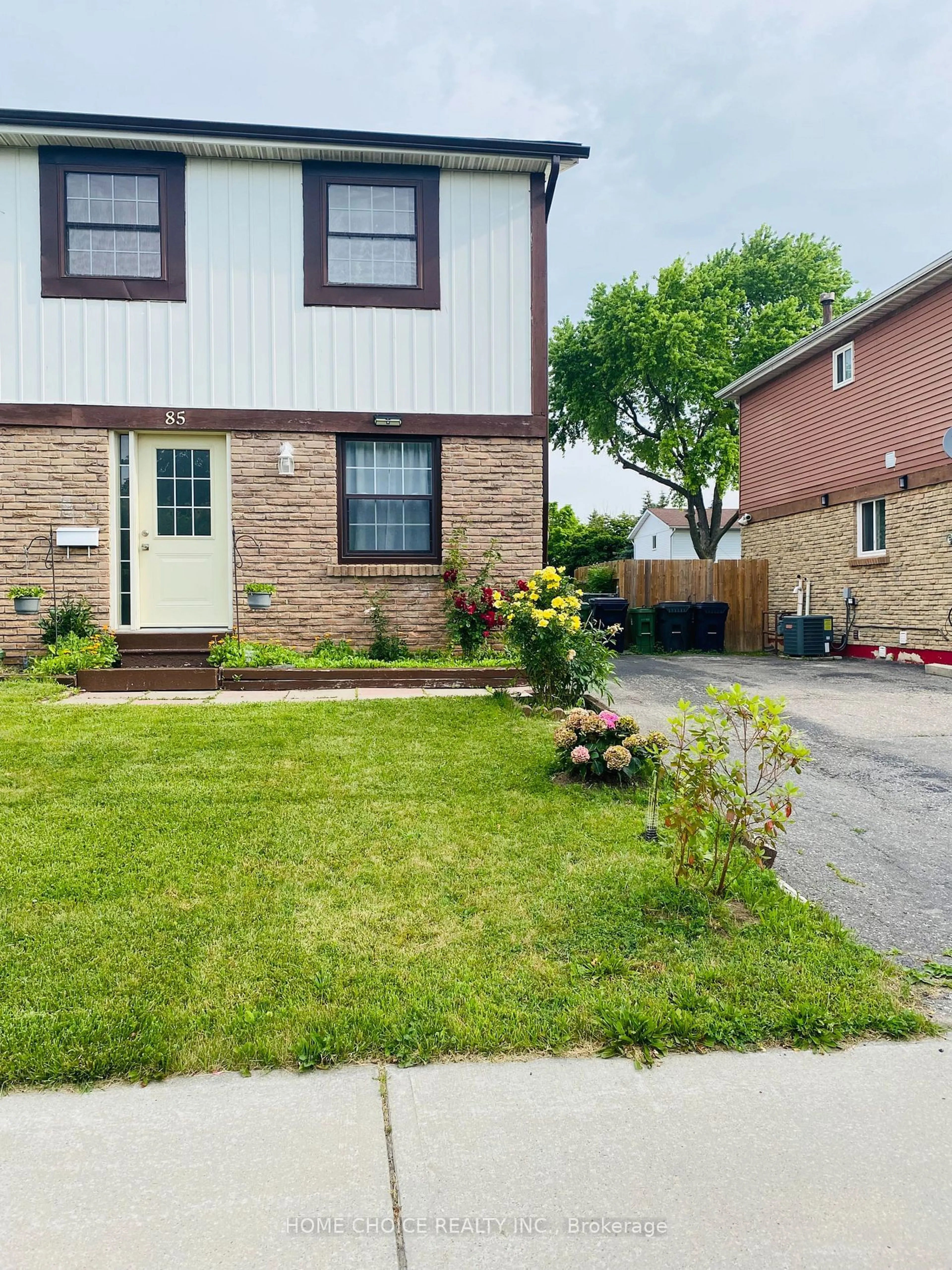 A pic from exterior of the house or condo for 85 Bradstone Sq, Toronto Ontario M1B 1W1