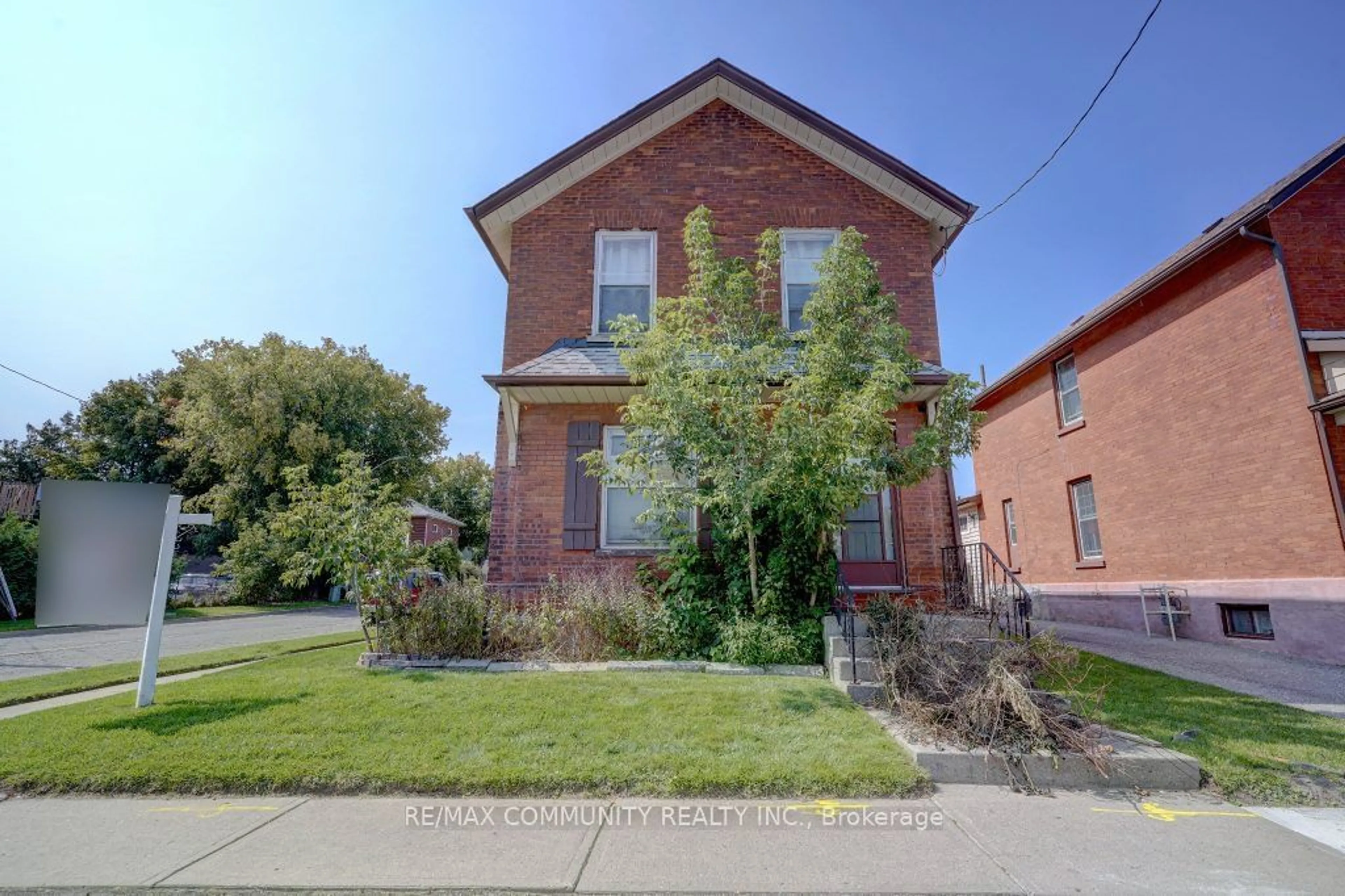 Frontside or backside of a home for 182 Albert St, Oshawa Ontario L1H 4R2