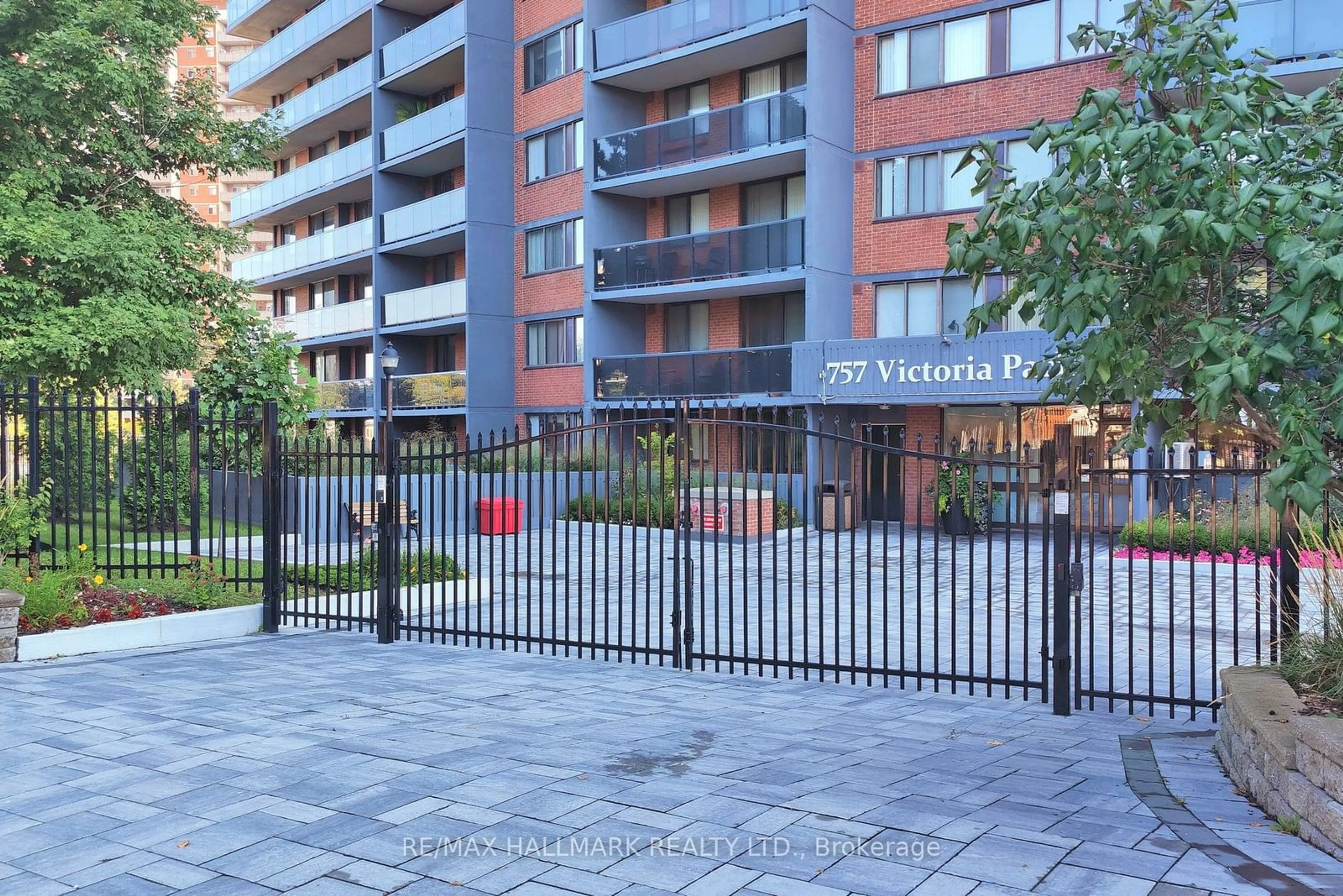 A pic from exterior of the house or condo, the street view for 757 Victoria Pk Ave #607, Toronto Ontario M4C 5N8