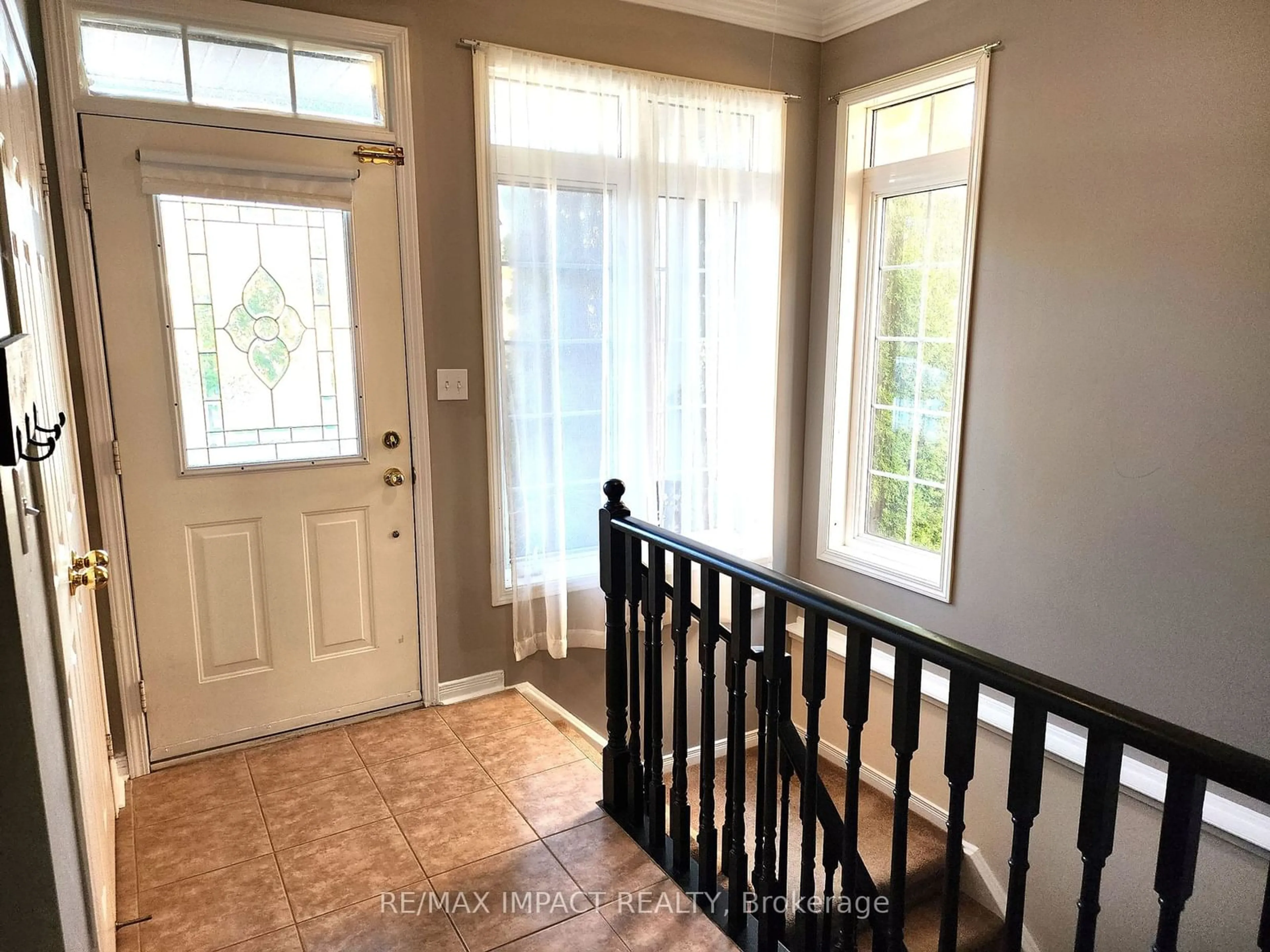 Indoor entryway, wood floors for 602 ALDERSHOT Dr, Oshawa Ontario L1K 3B1