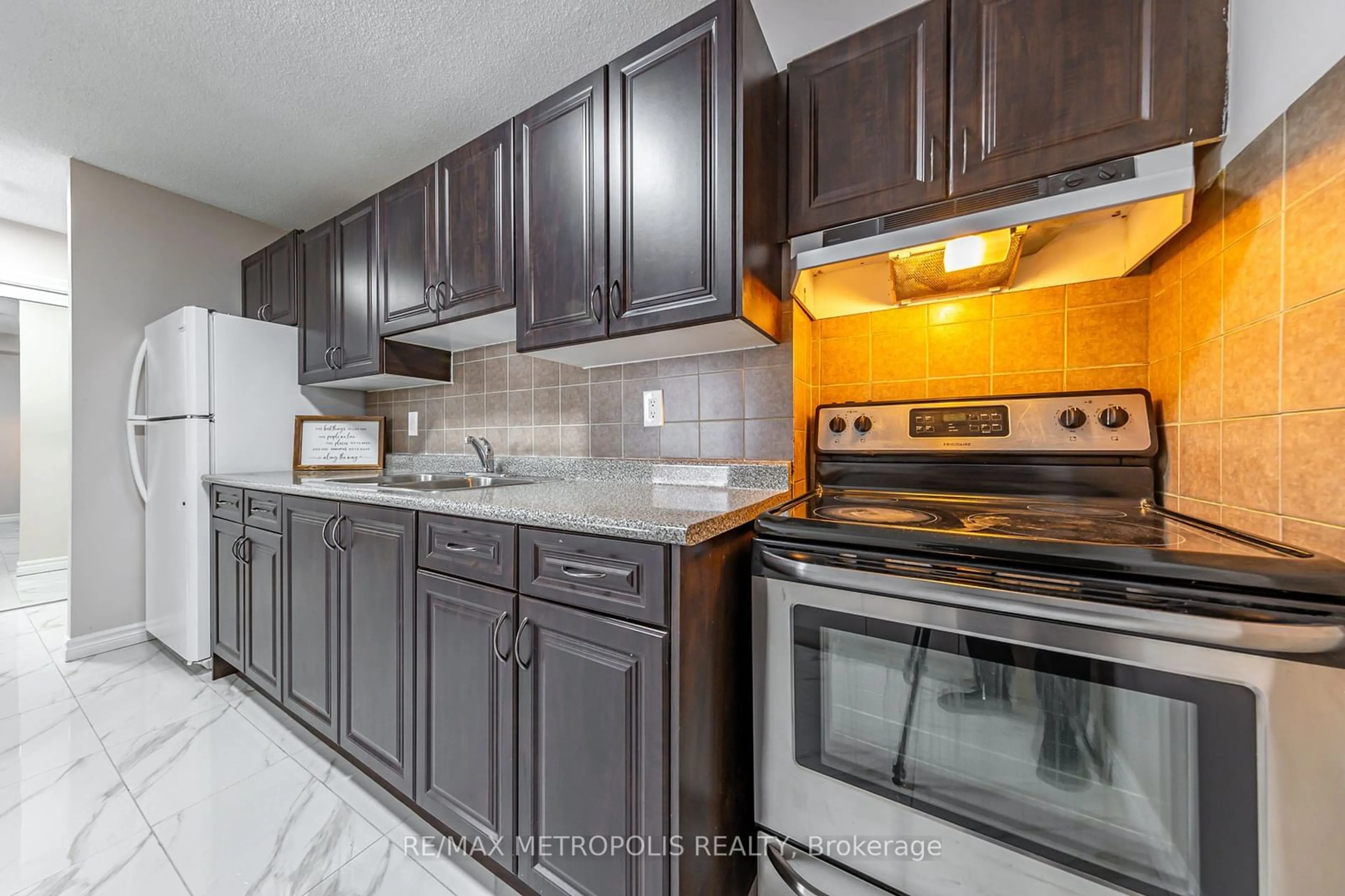 Standard kitchen, ceramic floors, mountain for 15 Torrance Rd #1105, Toronto Ontario M1J 3K6