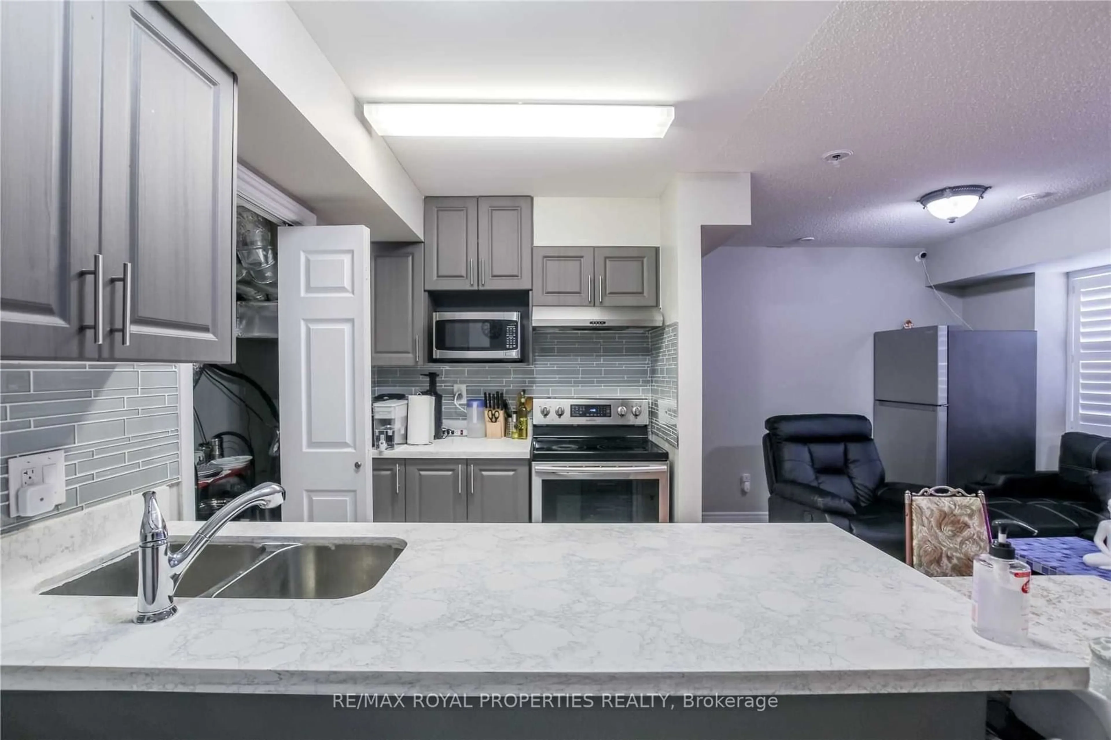 Standard kitchen for 1795 Markham Rd #204, Toronto Ontario M1B 2Z7