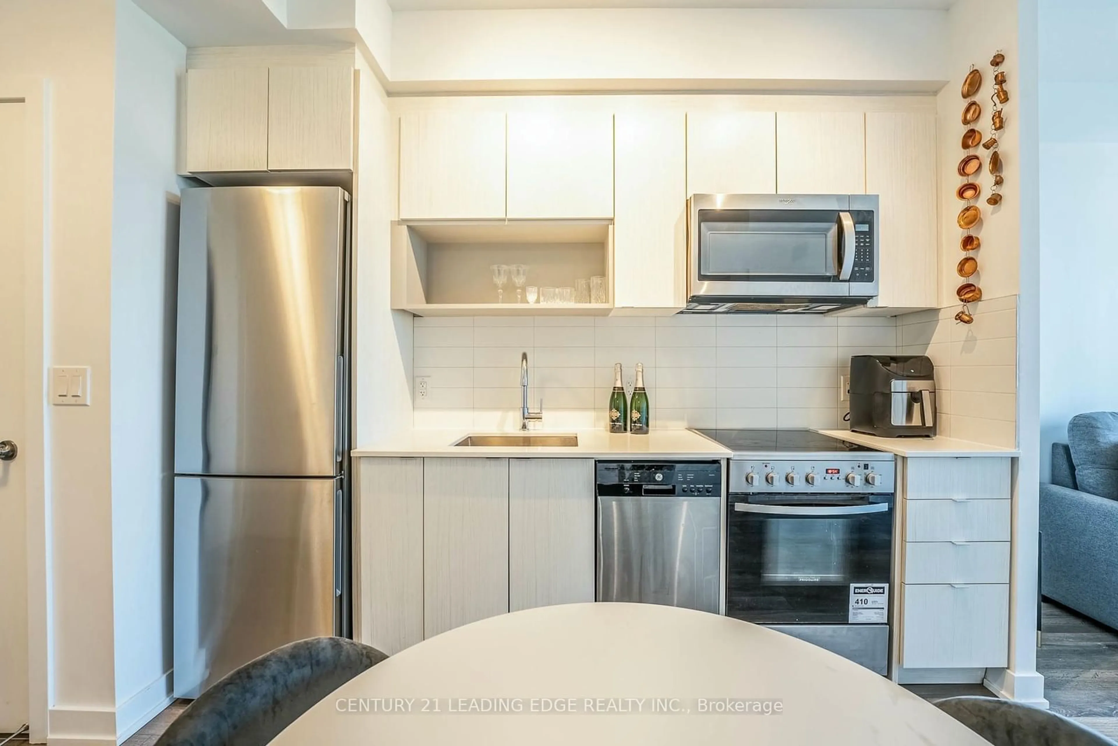 Standard kitchen for 630 Greenwood Ave #705, Toronto Ontario M4J 4B2