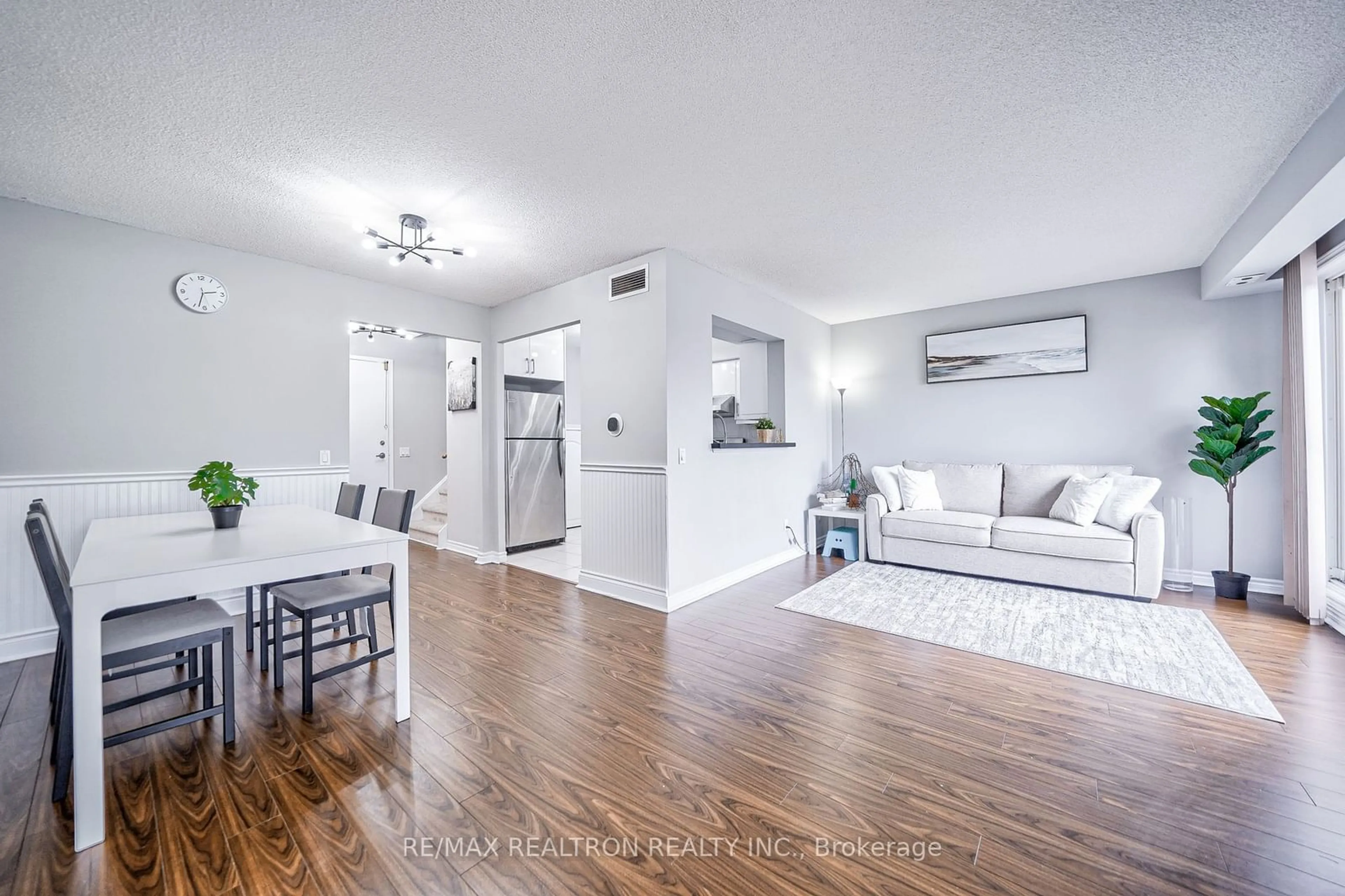 Living room, wood floors for 117 Omni Dr #Th26, Toronto Ontario M1P 5A5