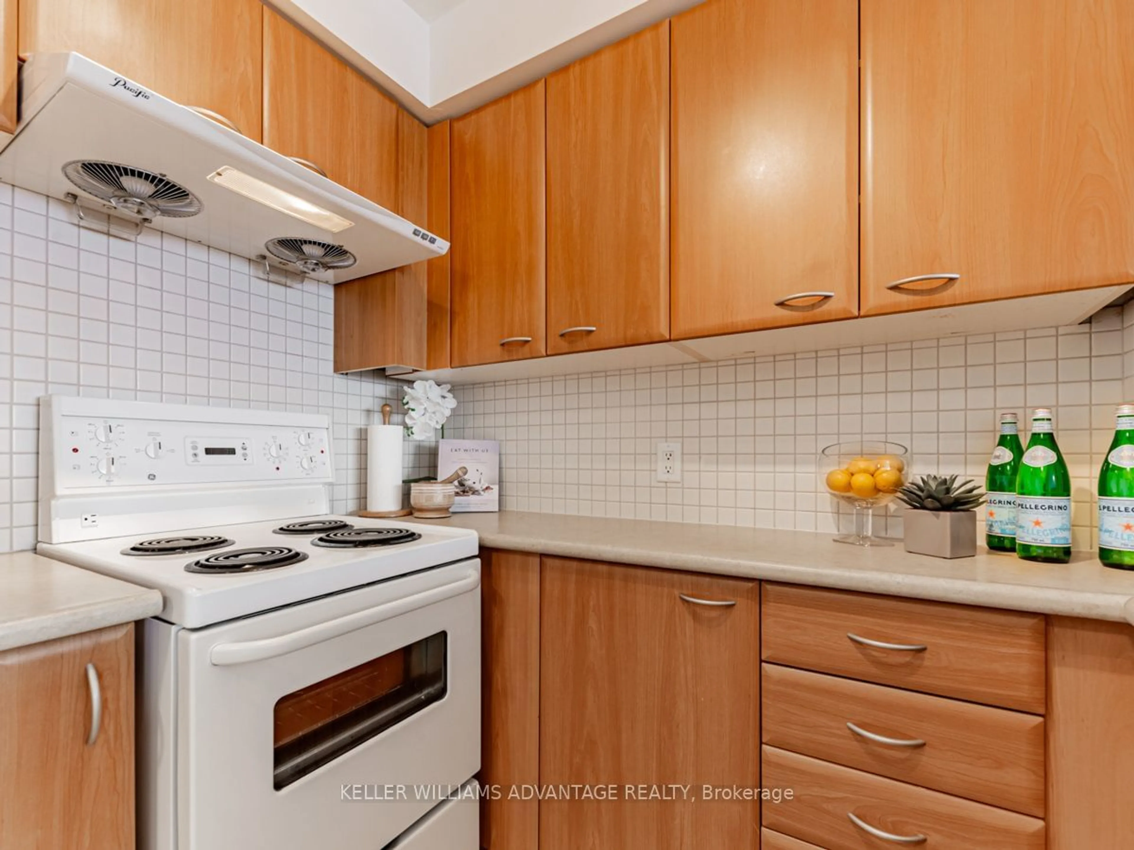 Standard kitchen for 38 Lee Centre Dr #3308, Toronto Ontario M1H 3J7