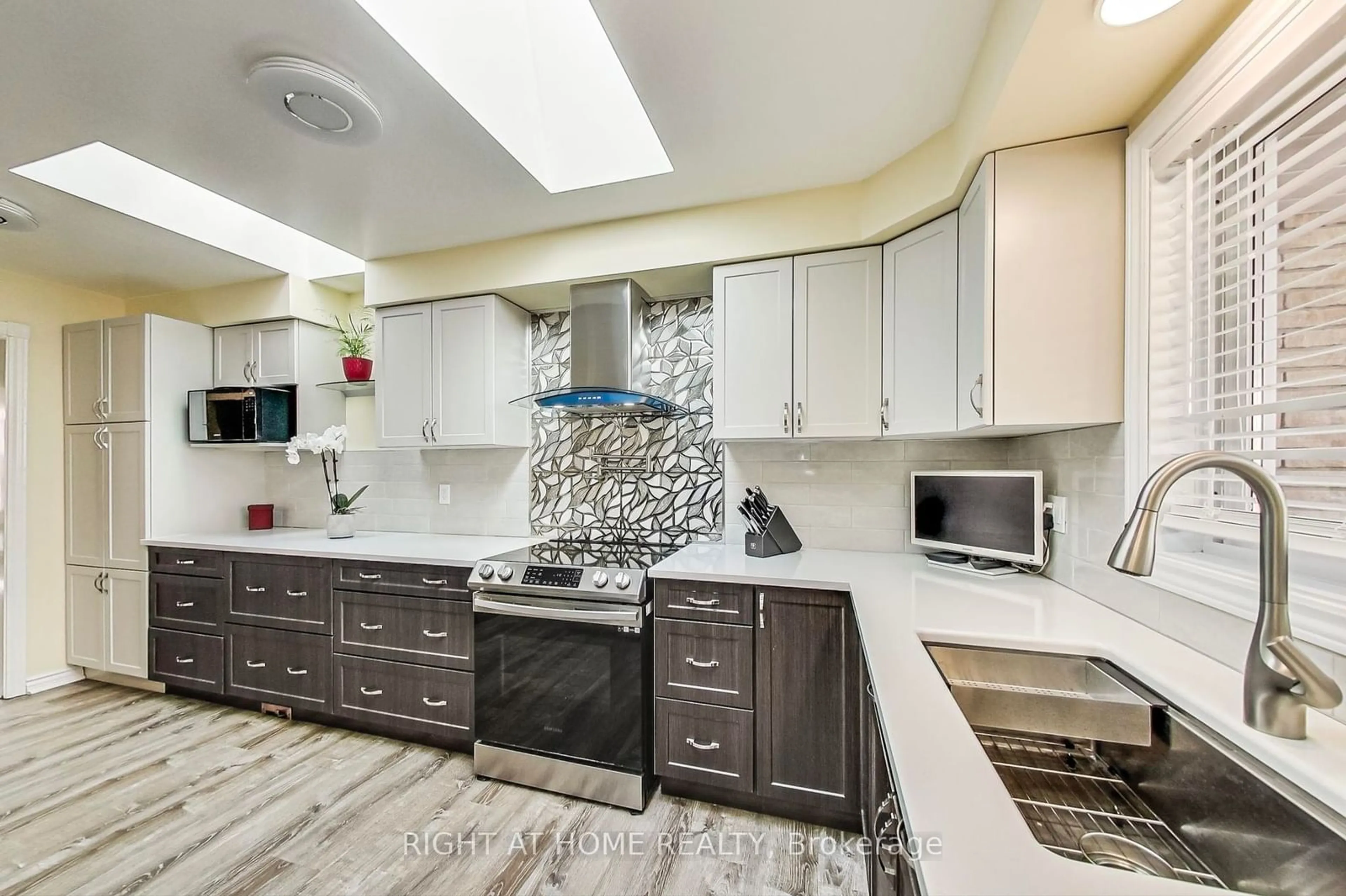 Contemporary kitchen for 1119 Mohawk St, Oshawa Ontario L1G 4G8