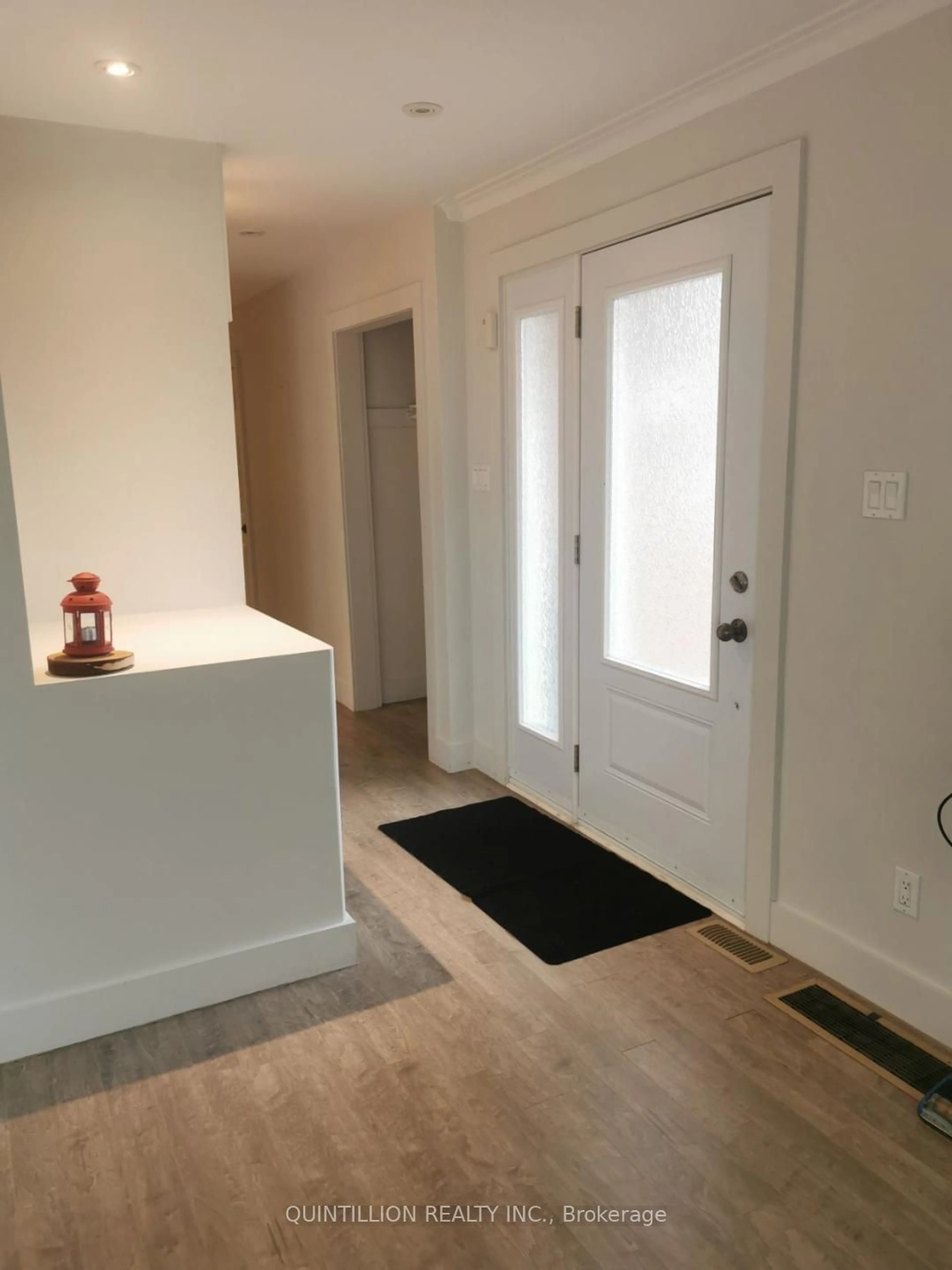 Indoor entryway, wood floors for 17 Tordale Cres, Toronto Ontario M1P 3X4