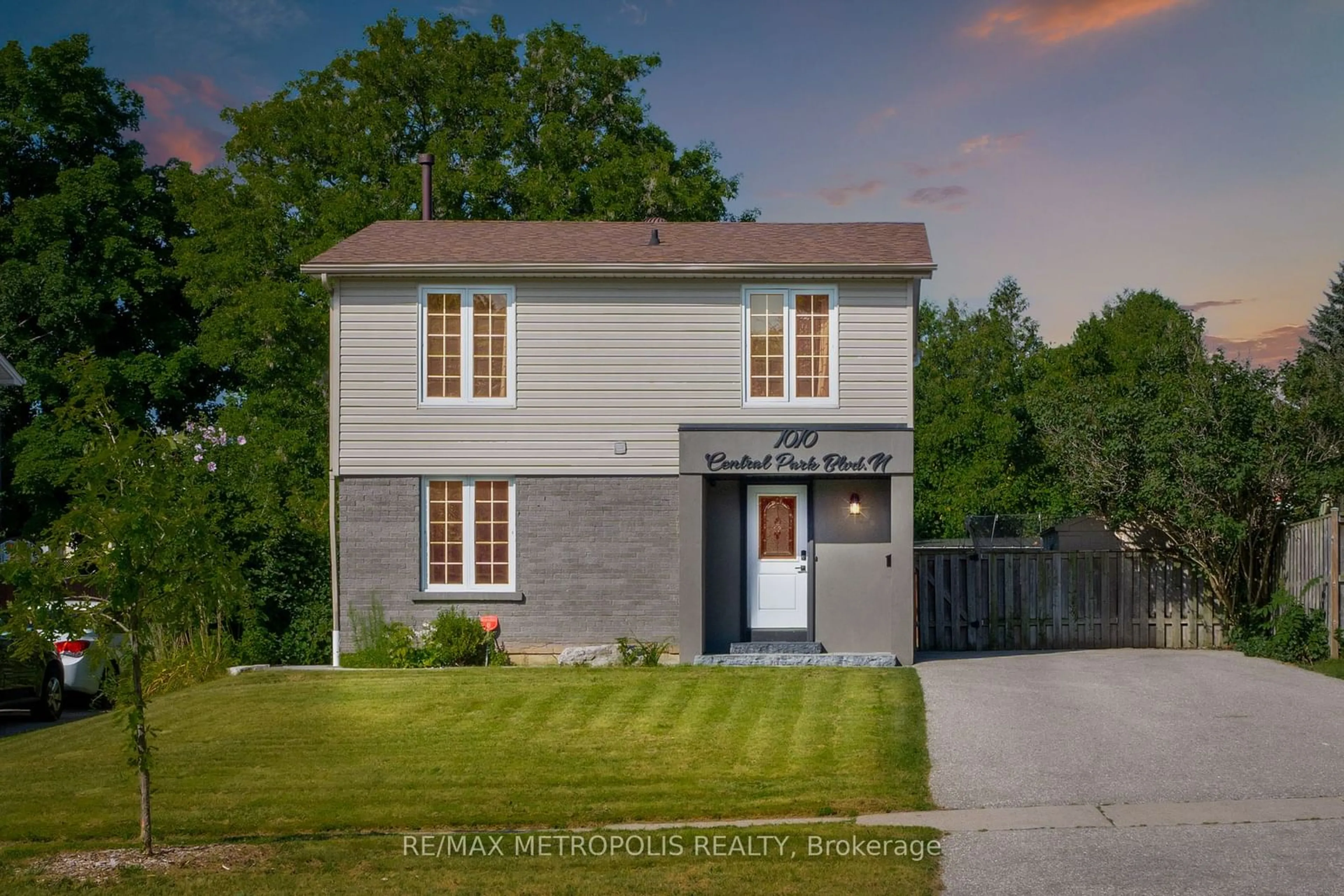 Frontside or backside of a home for 1010 Central Park Blvd, Oshawa Ontario L1G 7A6