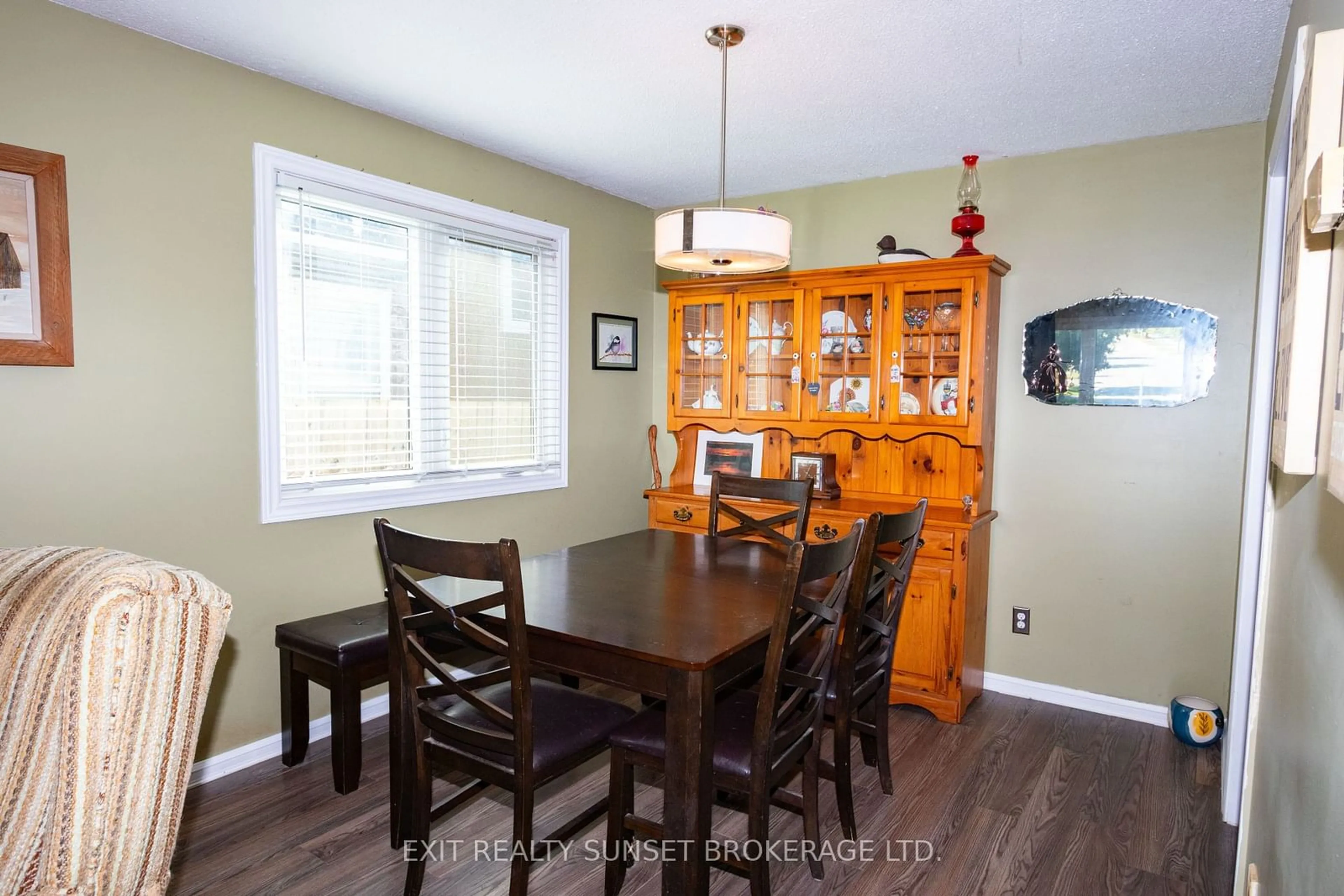 Dining room for 522 Grandview St, Oshawa Ontario L1H 7S4