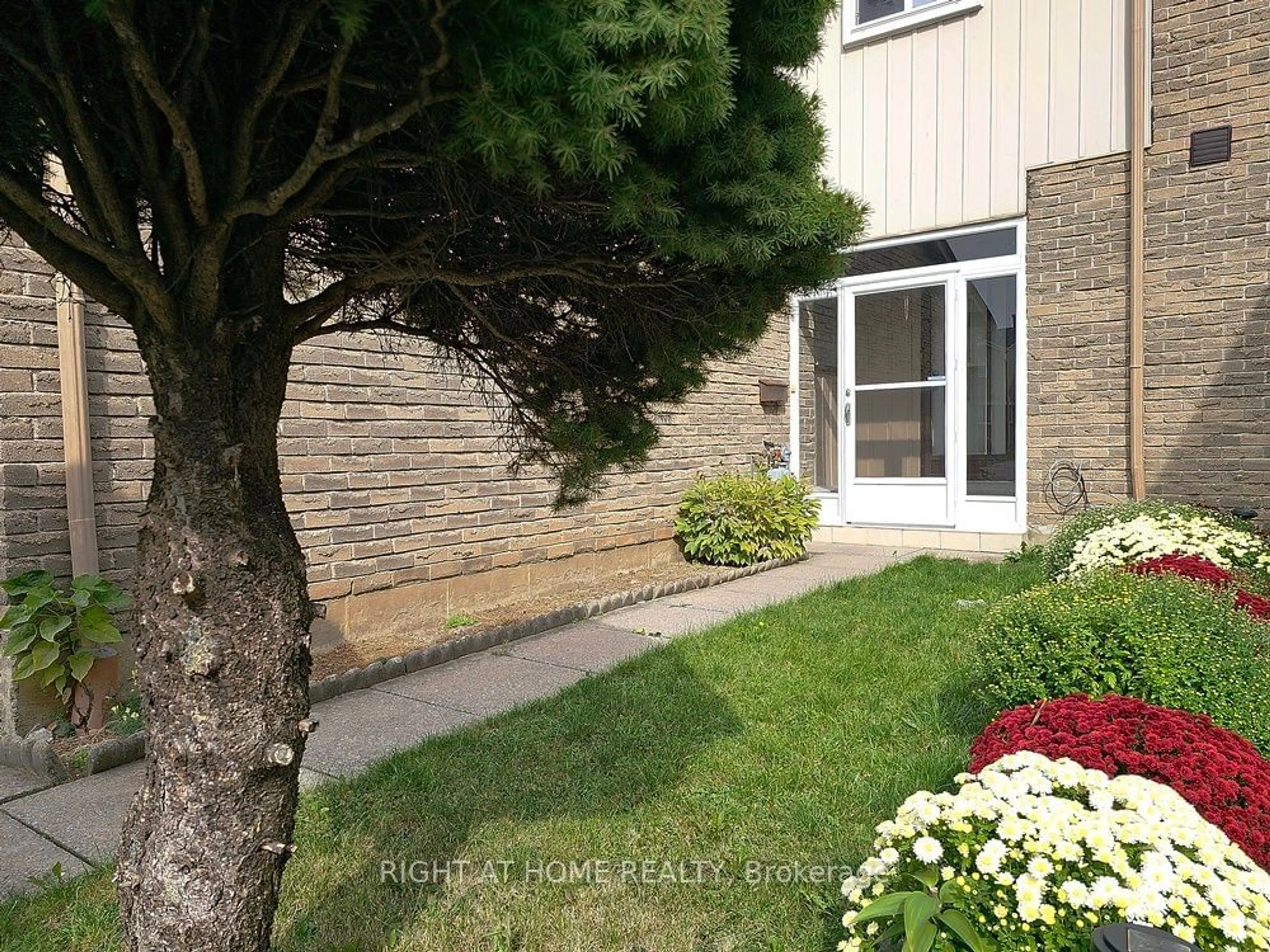 A pic from exterior of the house or condo for 121 Valley Stream Dr, Toronto Ontario M1V 2A4