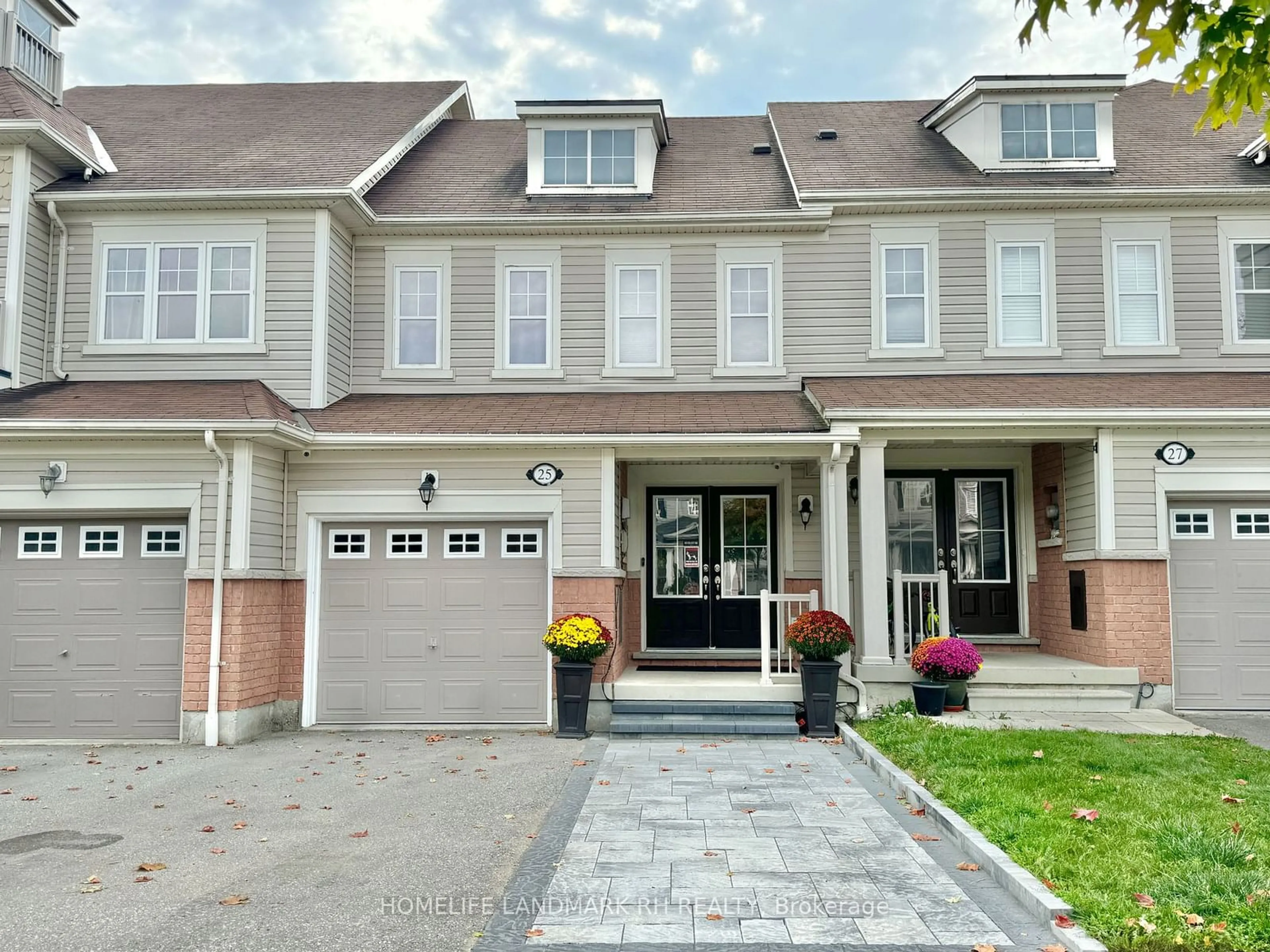 A pic from exterior of the house or condo, the street view for 25 Harbourside Dr, Whitby Ontario L1N 0H5