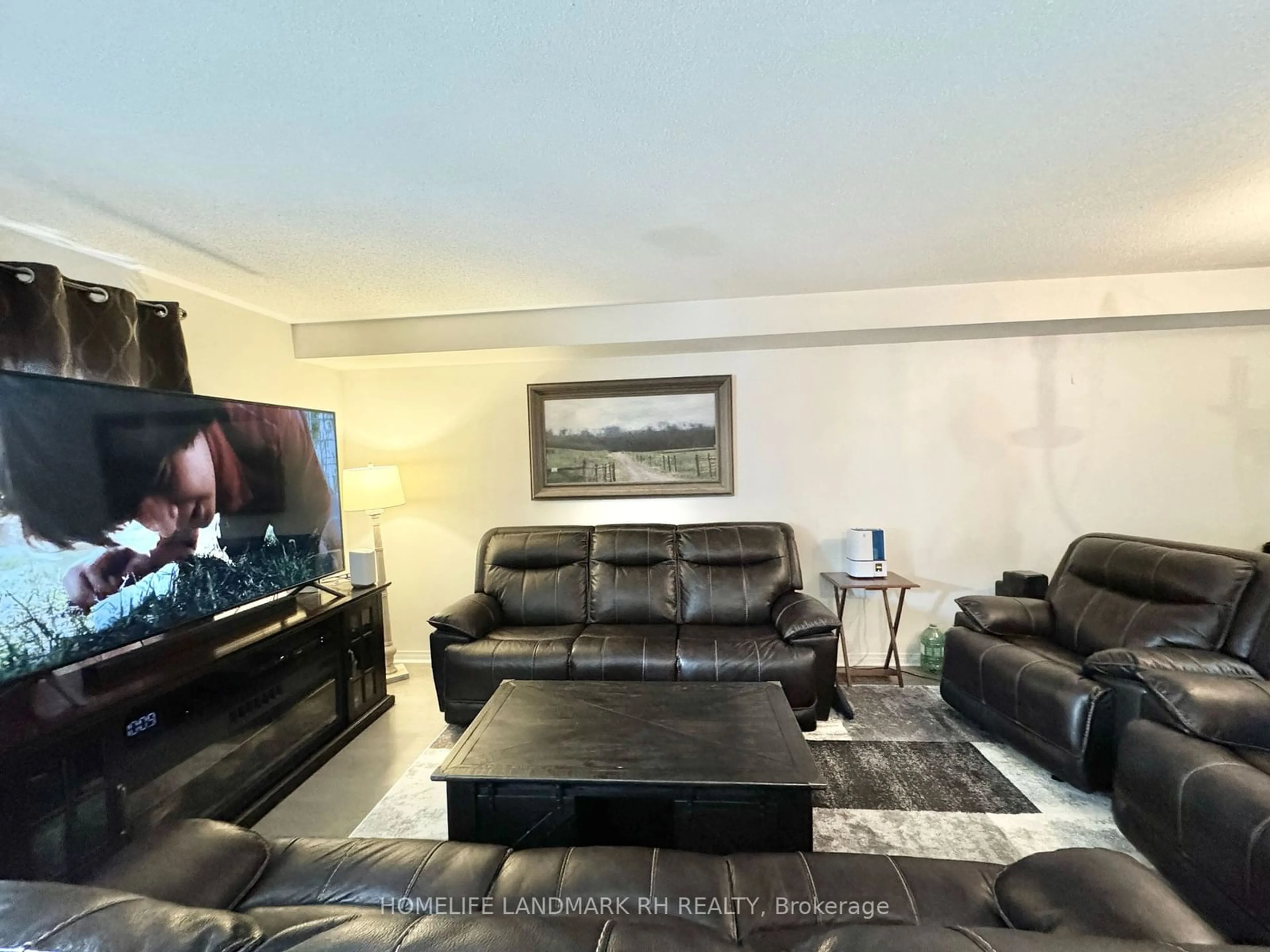 Living room, not visible floor for 25 Harbourside Dr, Whitby Ontario L1N 0H5