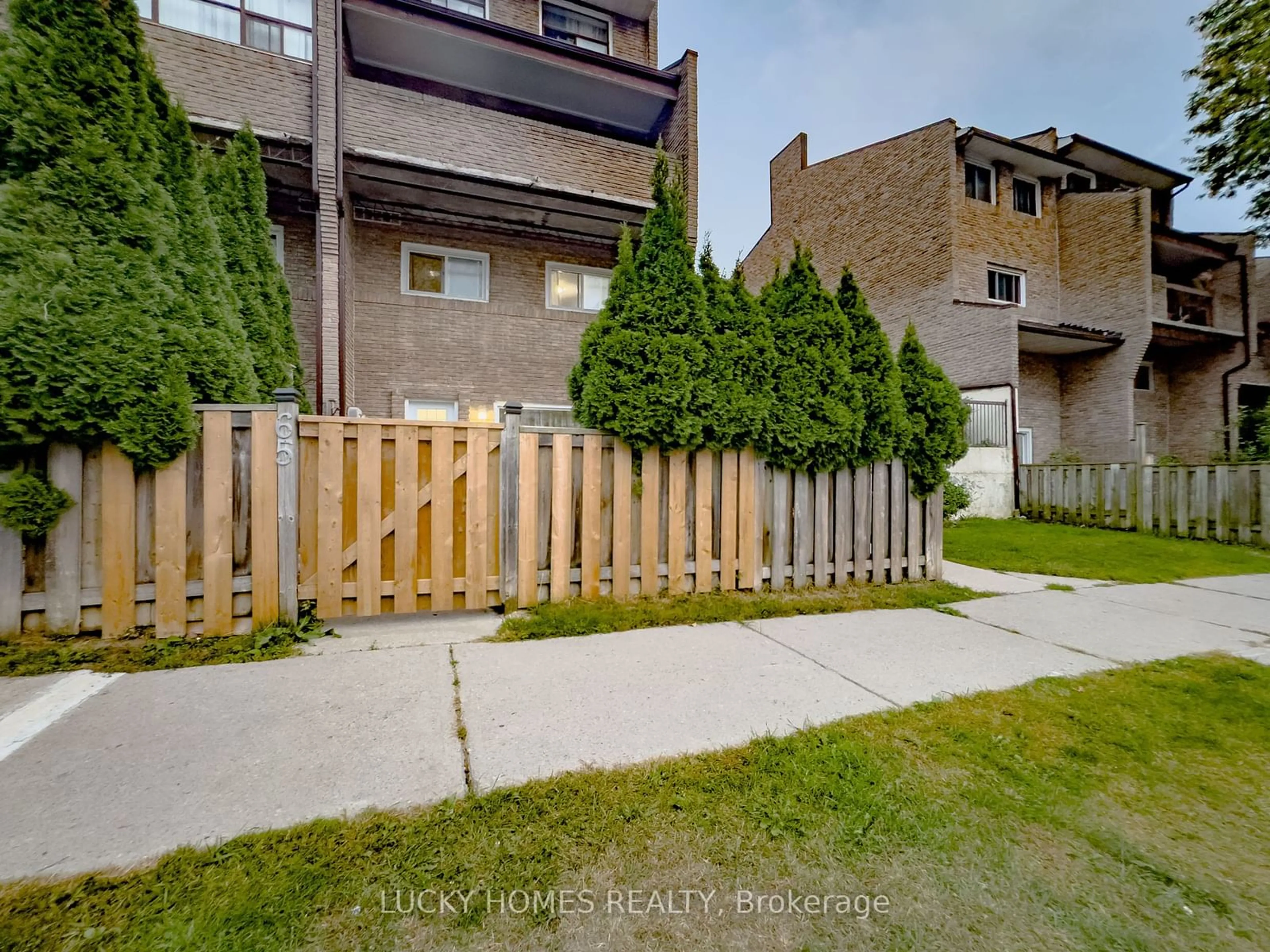 Fenced yard for 91 Muir Dr #65, Toronto Ontario M1M 3T7