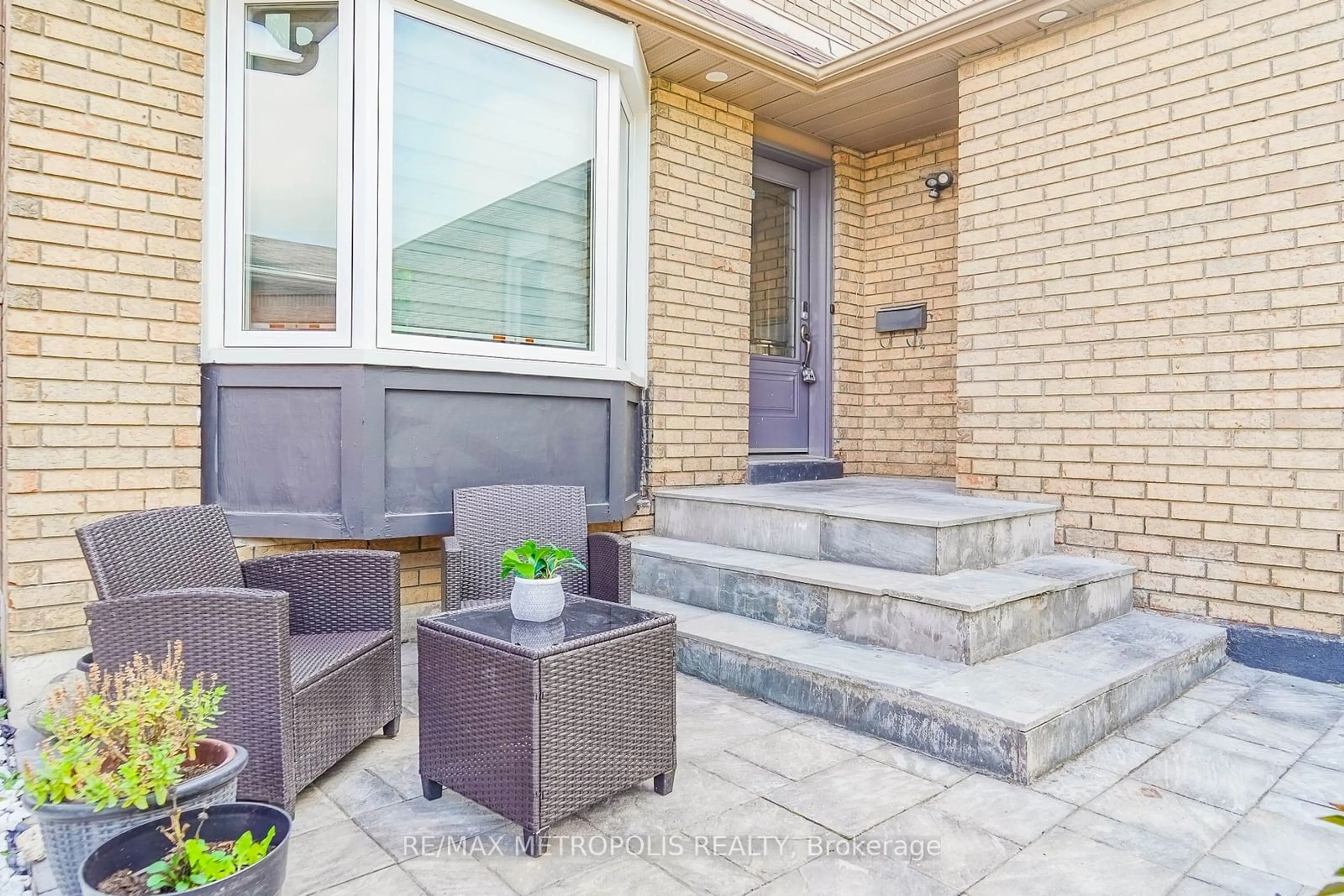 Patio, cottage for 285 Senator St, Pickering Ontario L1V 6N1