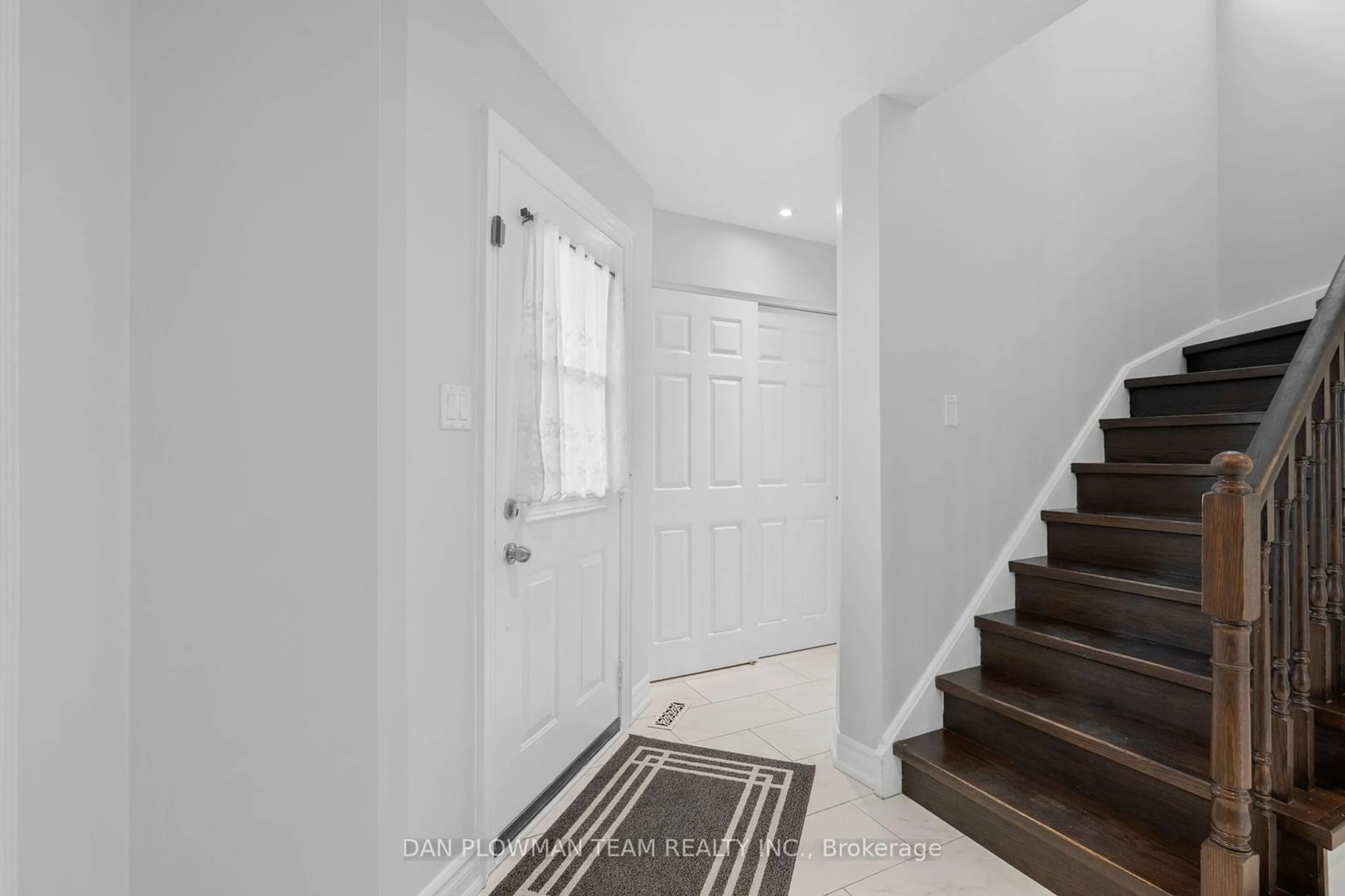 Indoor entryway for 14 Firwood Ave, Clarington Ontario L1E 1P5