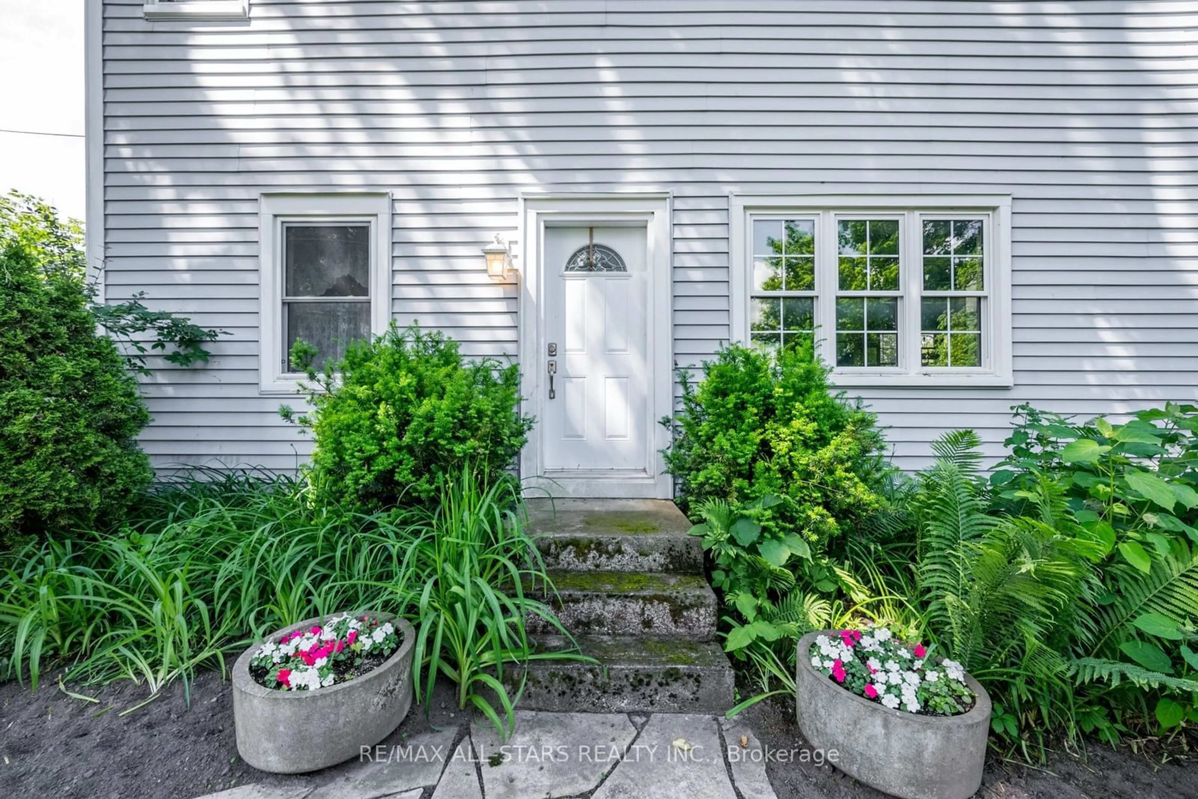 Indoor entryway, wood floors for 13330 Marsh Hill Rd, Scugog Ontario L9L 1Z5