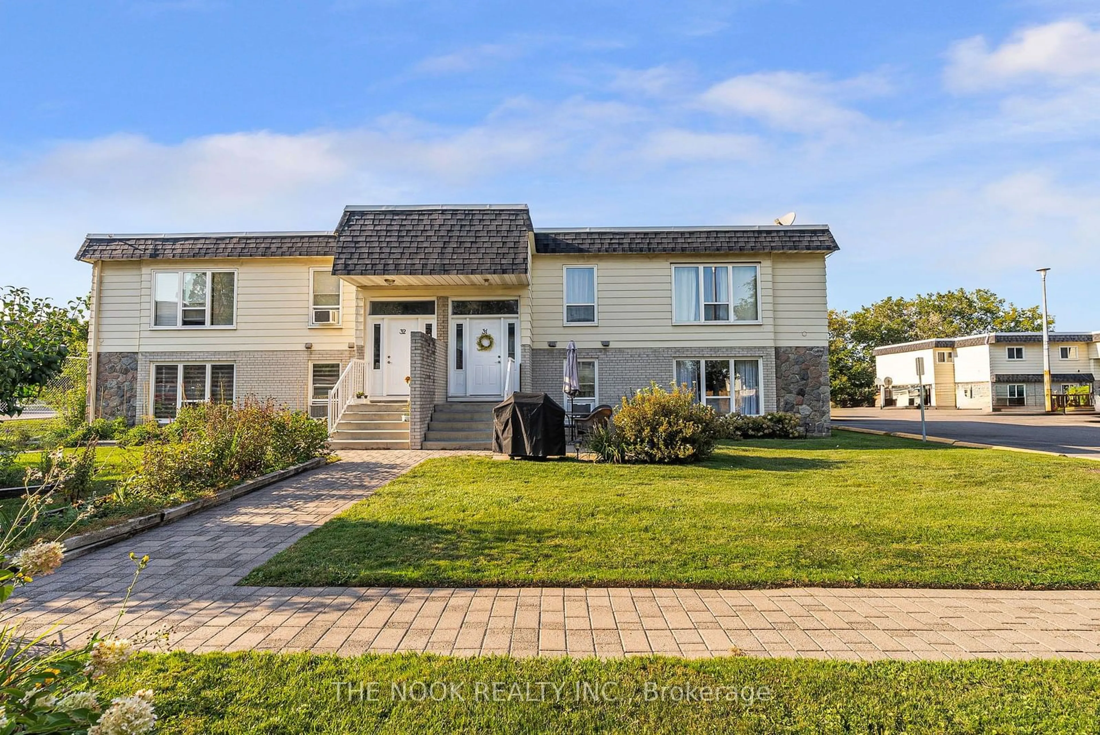 A pic from exterior of the house or condo, the street view for 540 Mary St #3-1, Whitby Ontario L1N 2R1