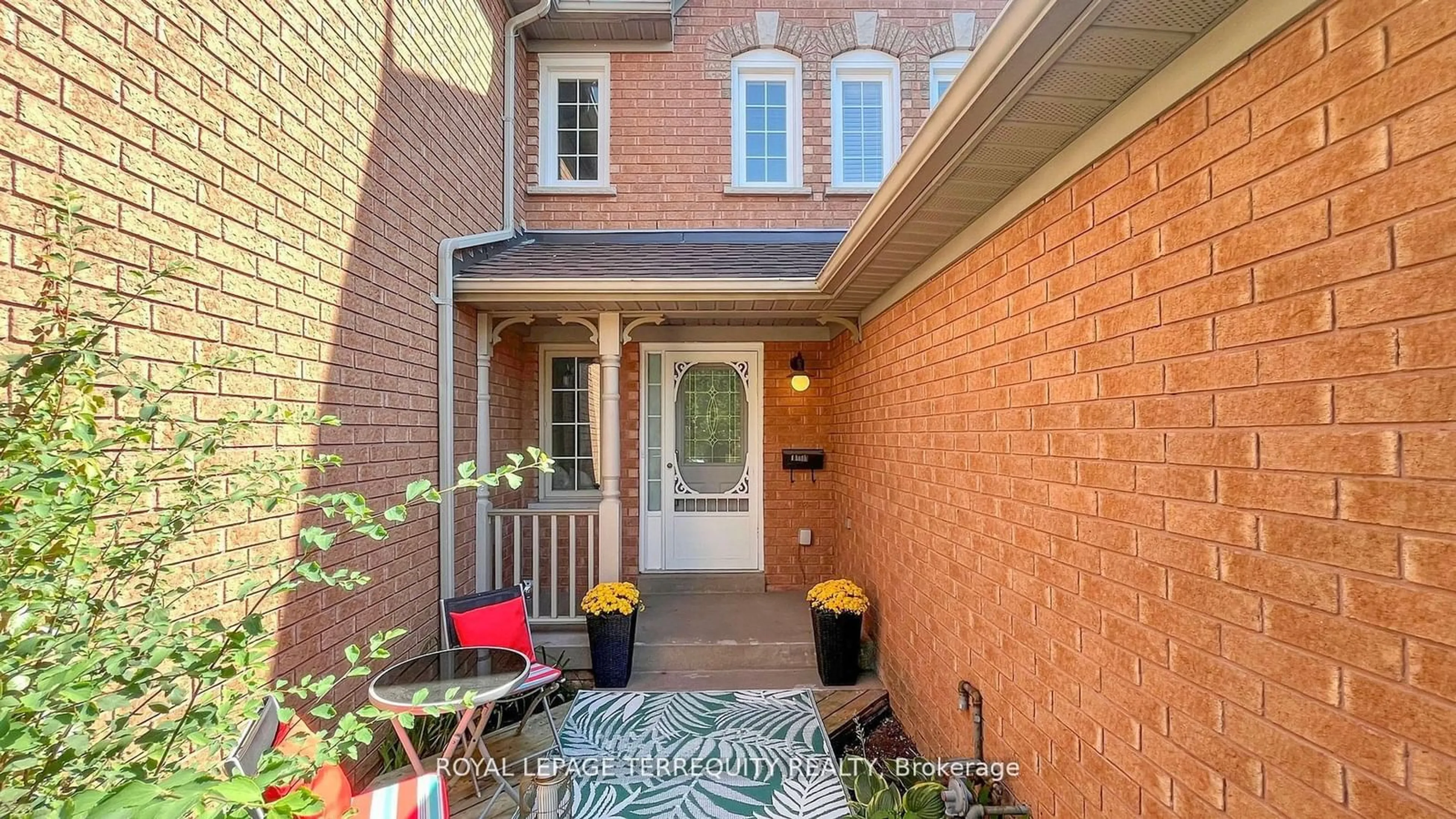 Indoor entryway for 94 Zachary Pl, Whitby Ontario L1M 1E2