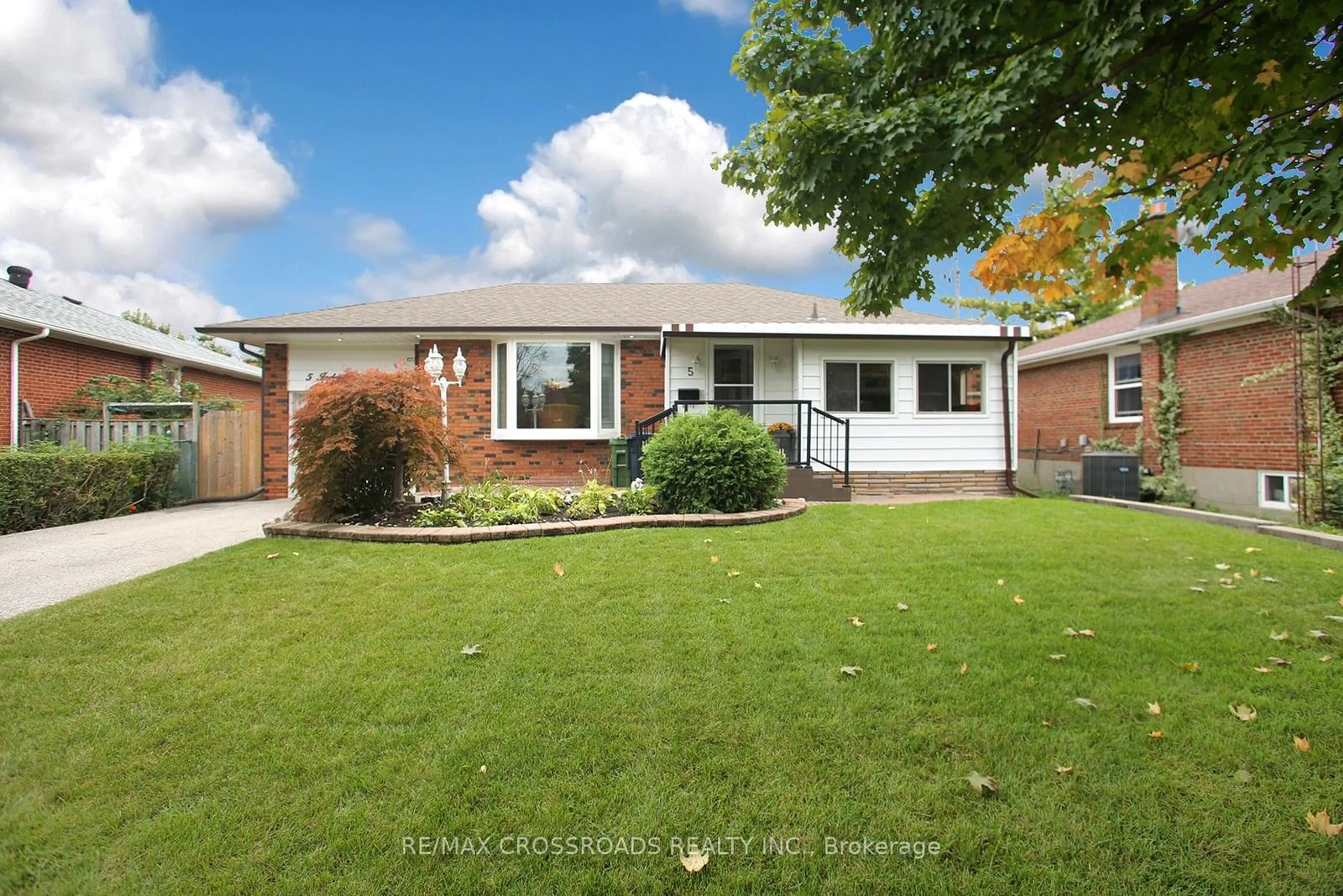 Frontside or backside of a home for 5 Independence Dr, Toronto Ontario M1K 3R7