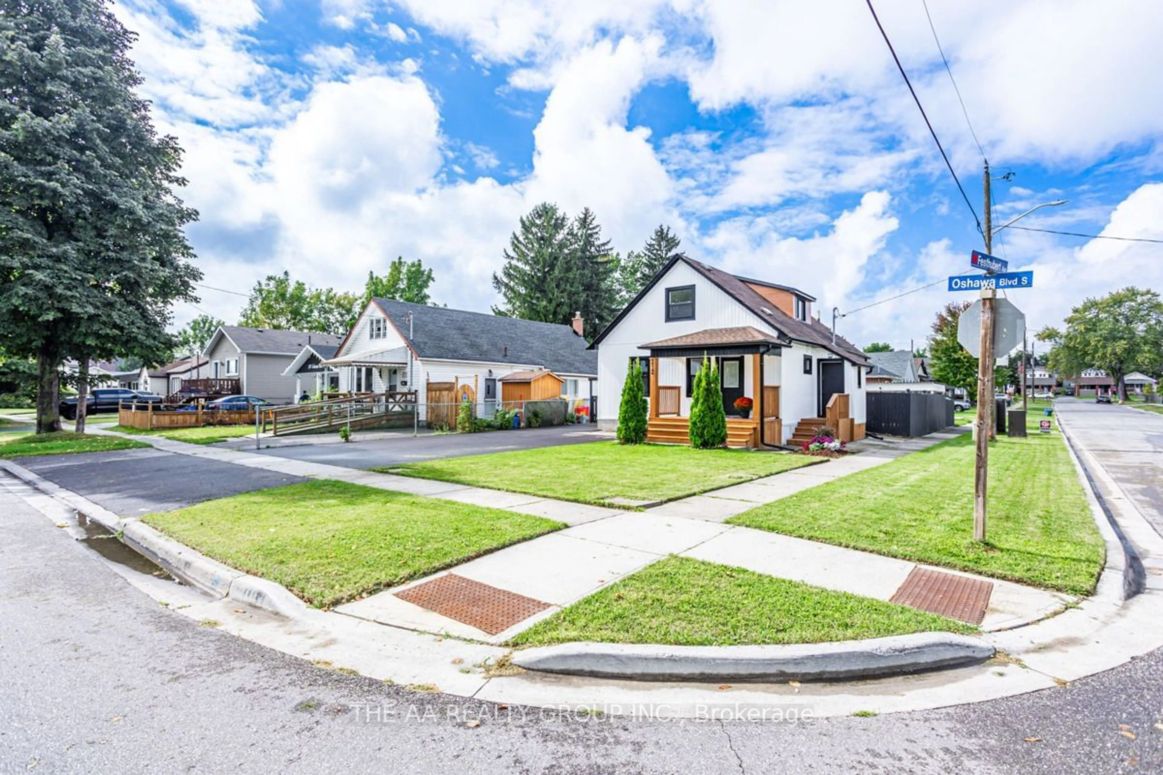 Frontside or backside of a home for 212 Oshawa Blvd, Oshawa Ontario L1H 5R7