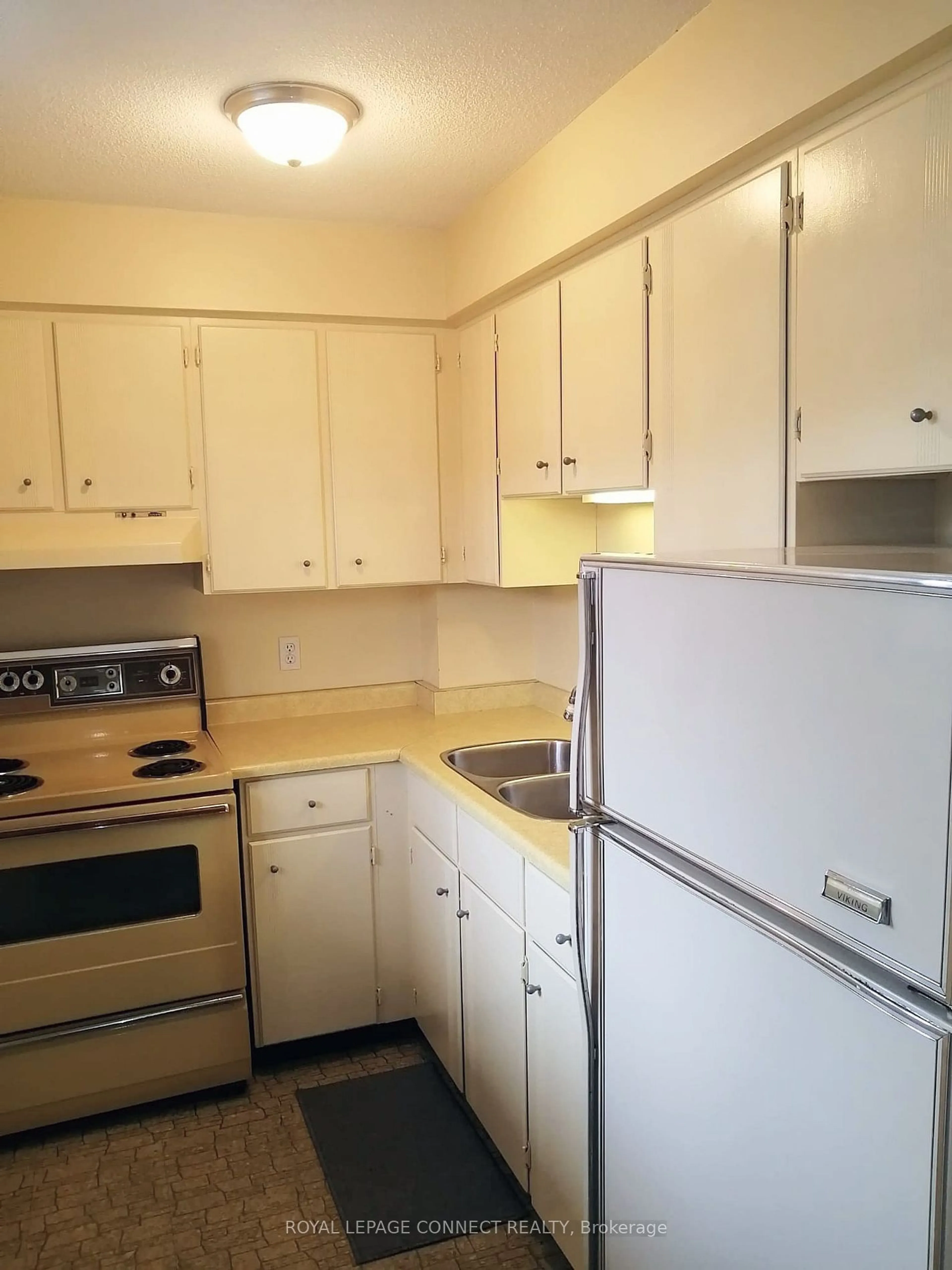 Standard kitchen for 50 Old Kingston Rd #1-303, Toronto Ontario M1E 4Y1