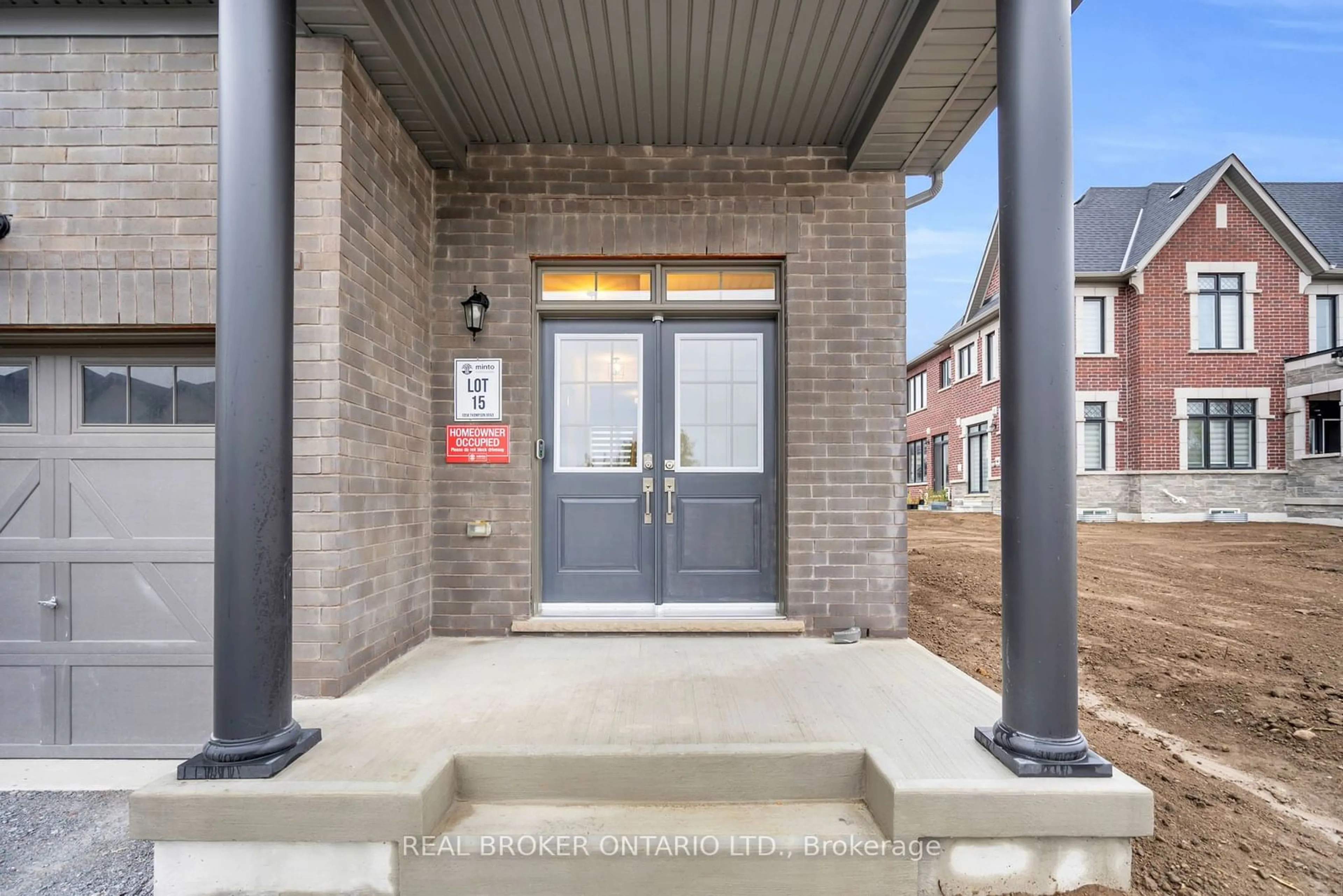 Indoor entryway for 1058 Thompson Dr, Oshawa Ontario L1L 0V6