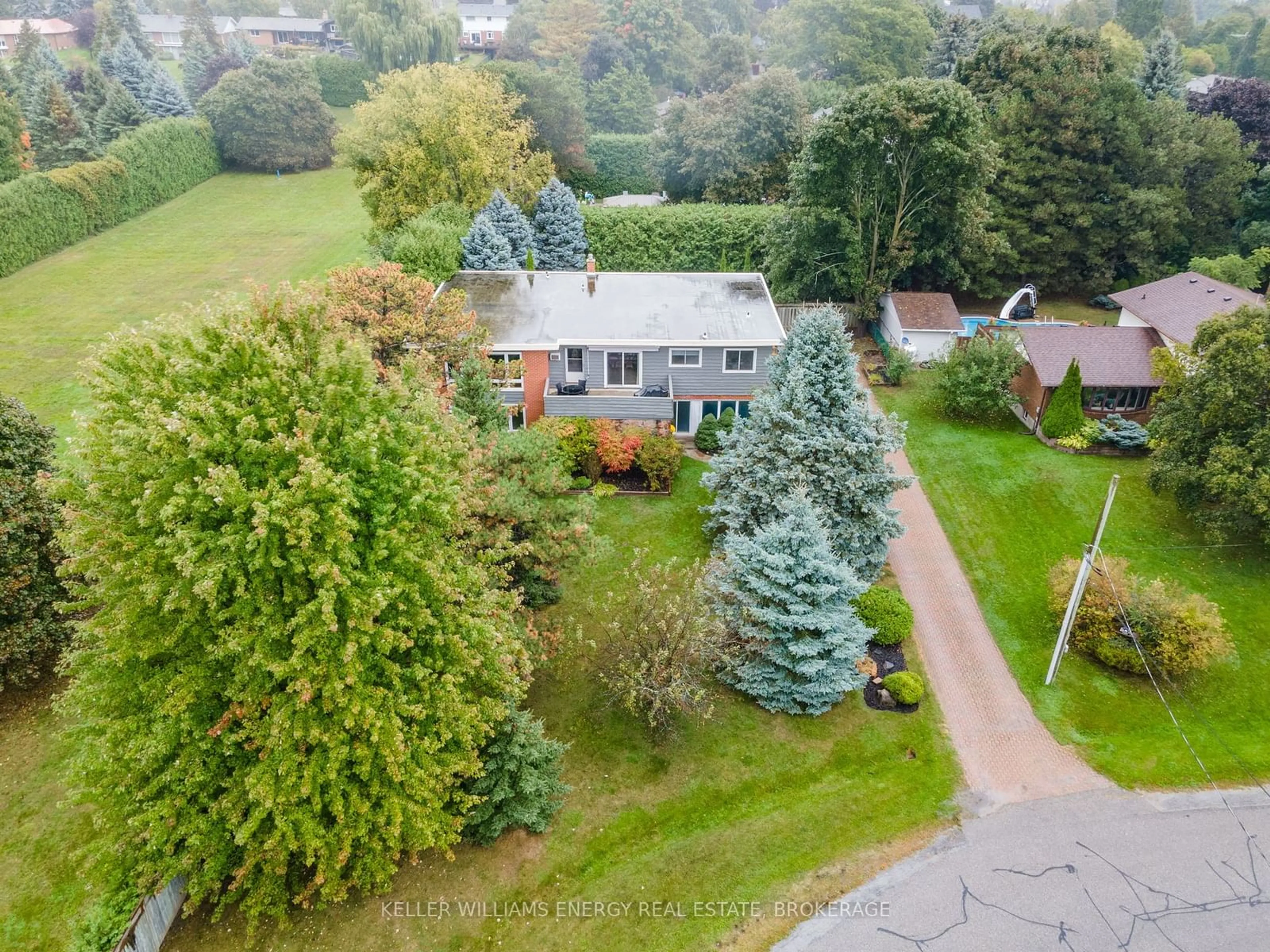 Frontside or backside of a home, the street view for 846 Pinecrest Rd, Oshawa Ontario L1K 2B2