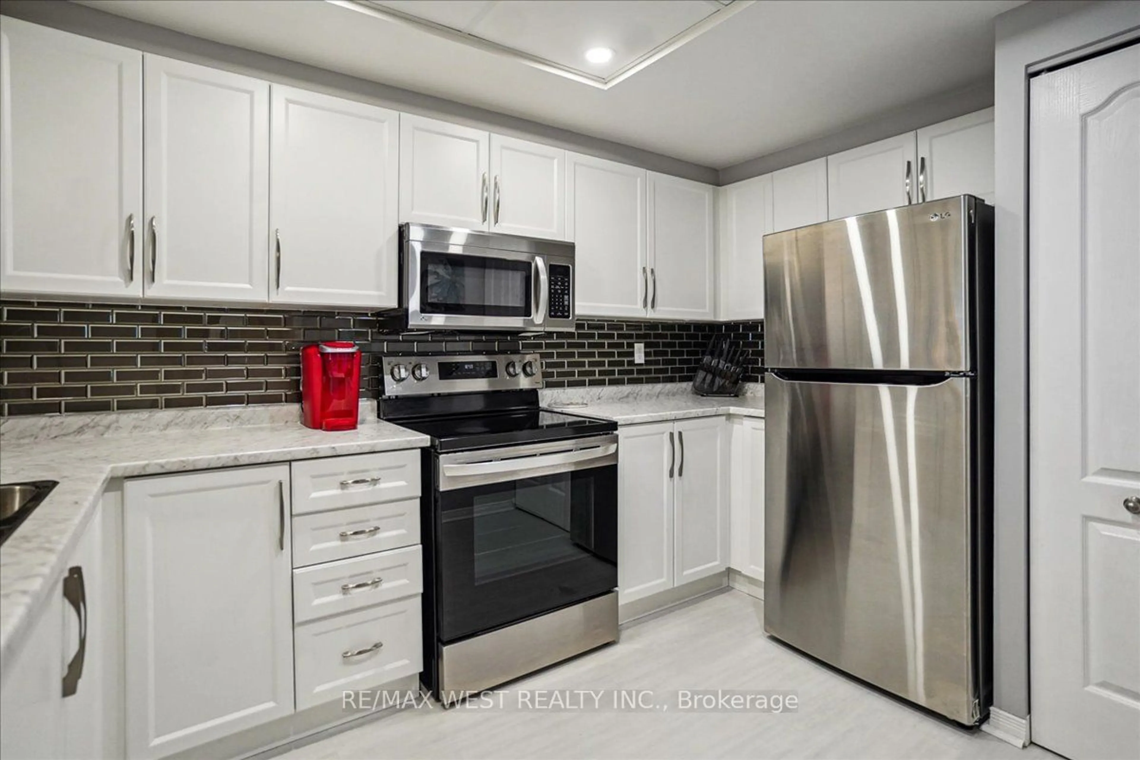 Standard kitchen, cottage for 712 Rossland Rd #210, Whitby Ontario L1N 9E8