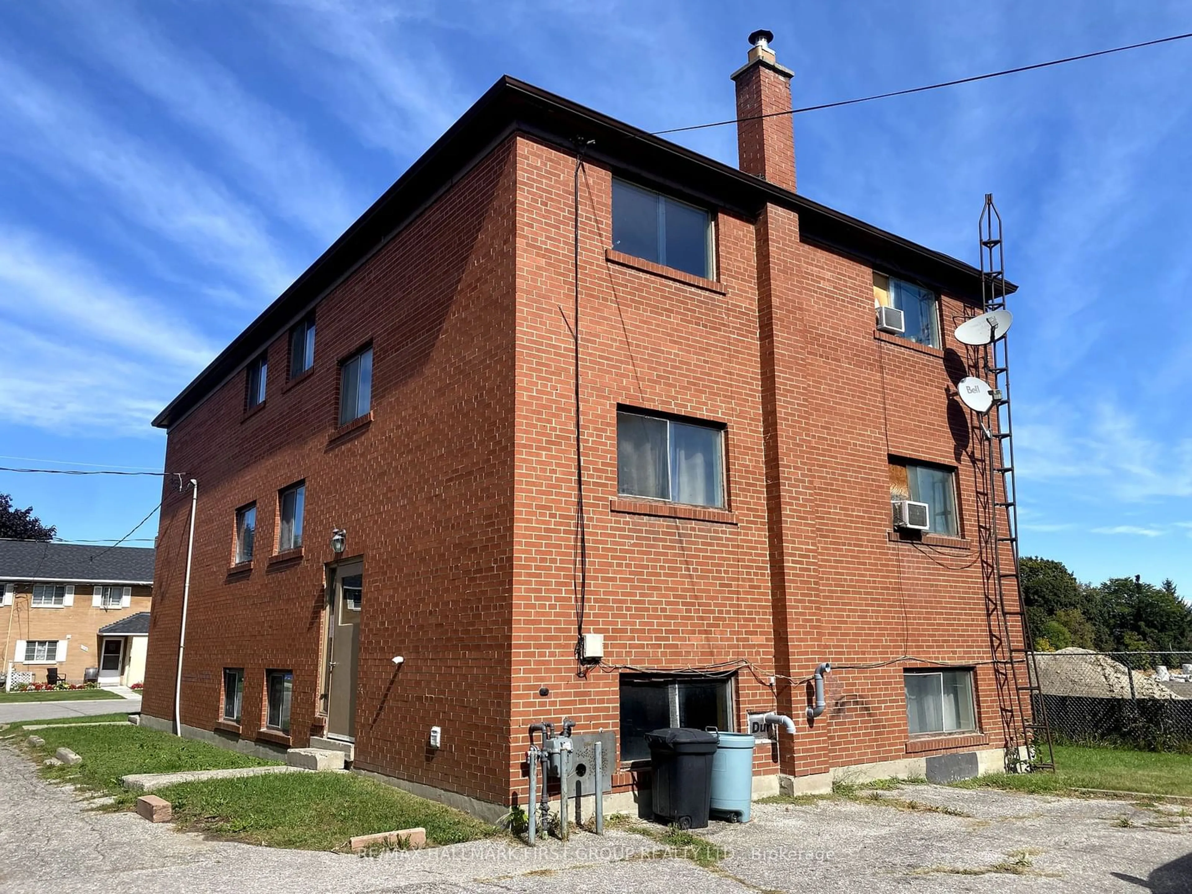 A pic from exterior of the house or condo, the front or back of building for 131 Cedar St, Whitby Ontario L1N 2N9