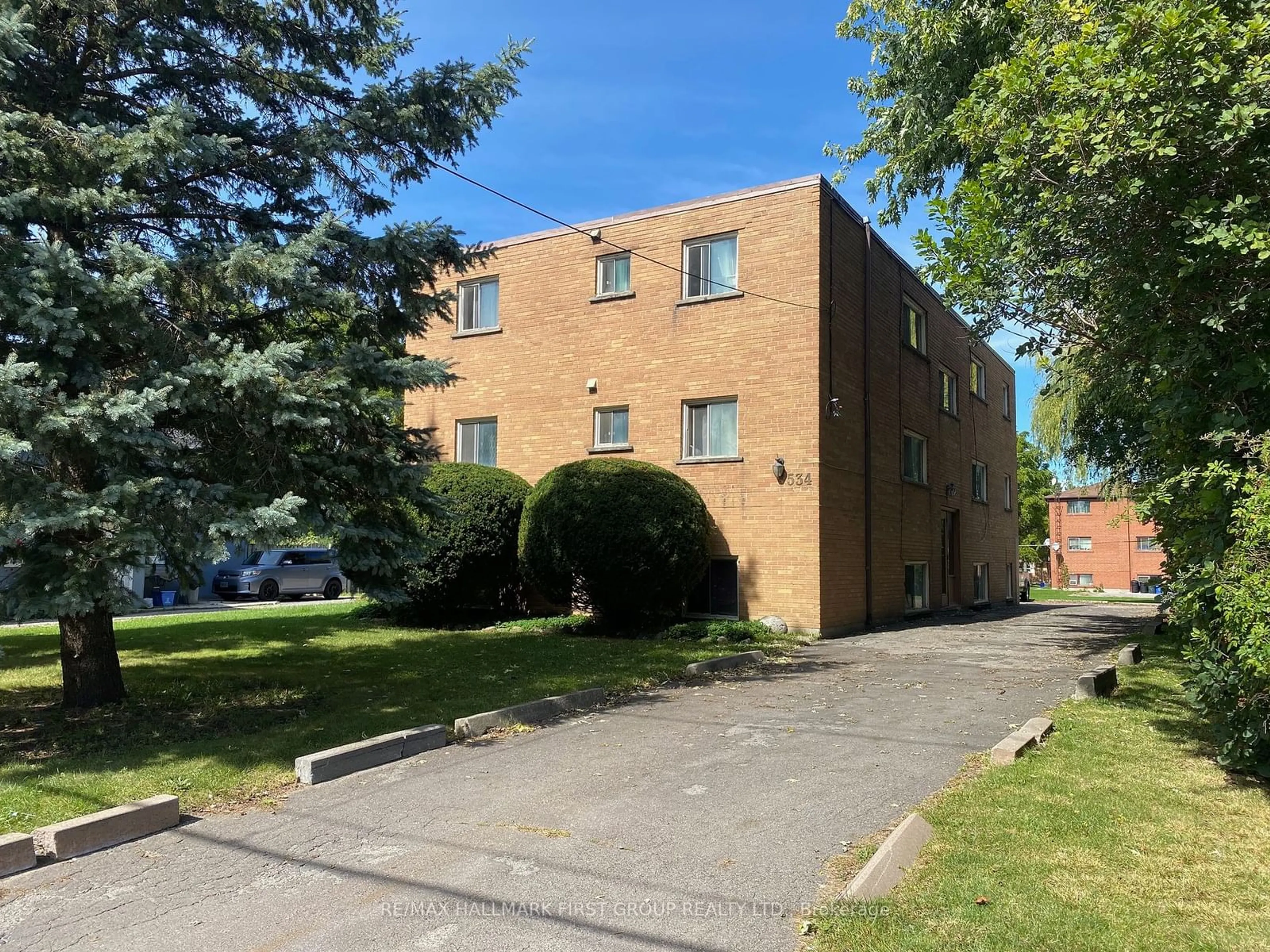 A pic from exterior of the house or condo, the front or back of building for 534 Dundas St, Whitby Ontario L1N 2J4