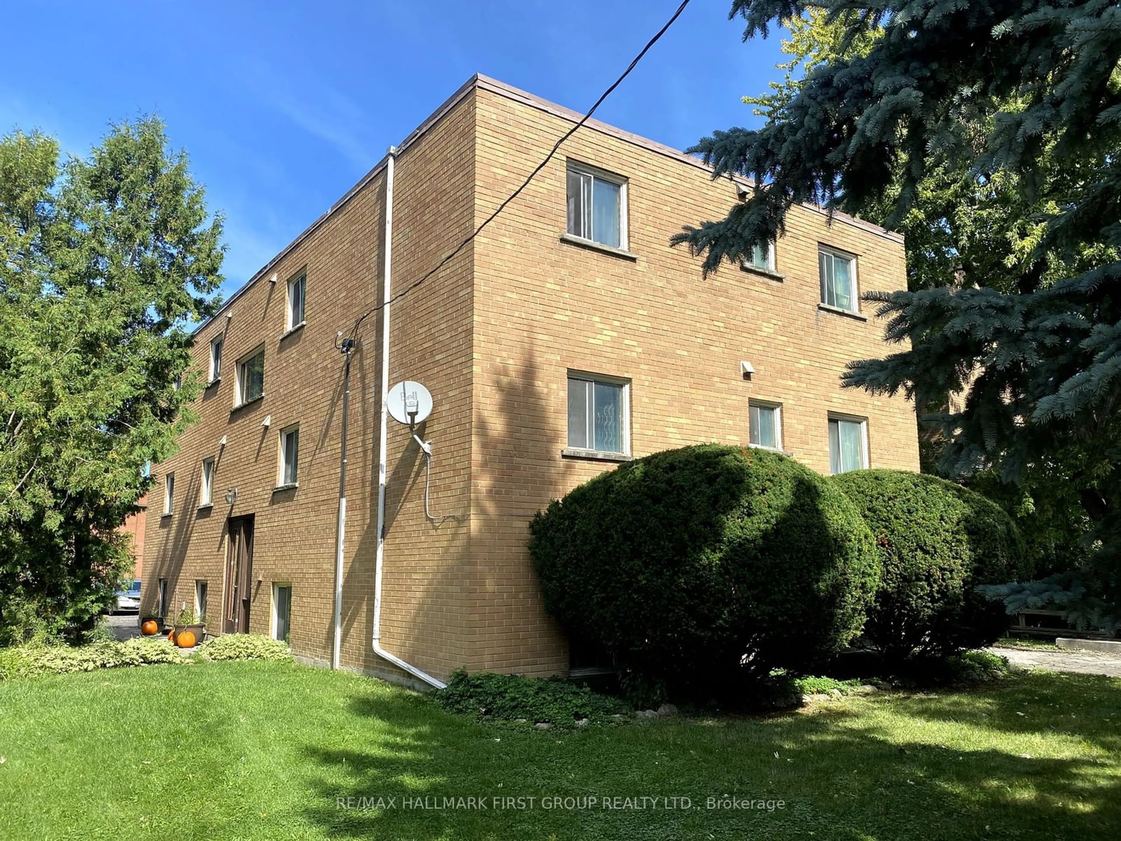 A pic from exterior of the house or condo, the front or back of building for 534 Dundas St, Whitby Ontario L1N 2J4