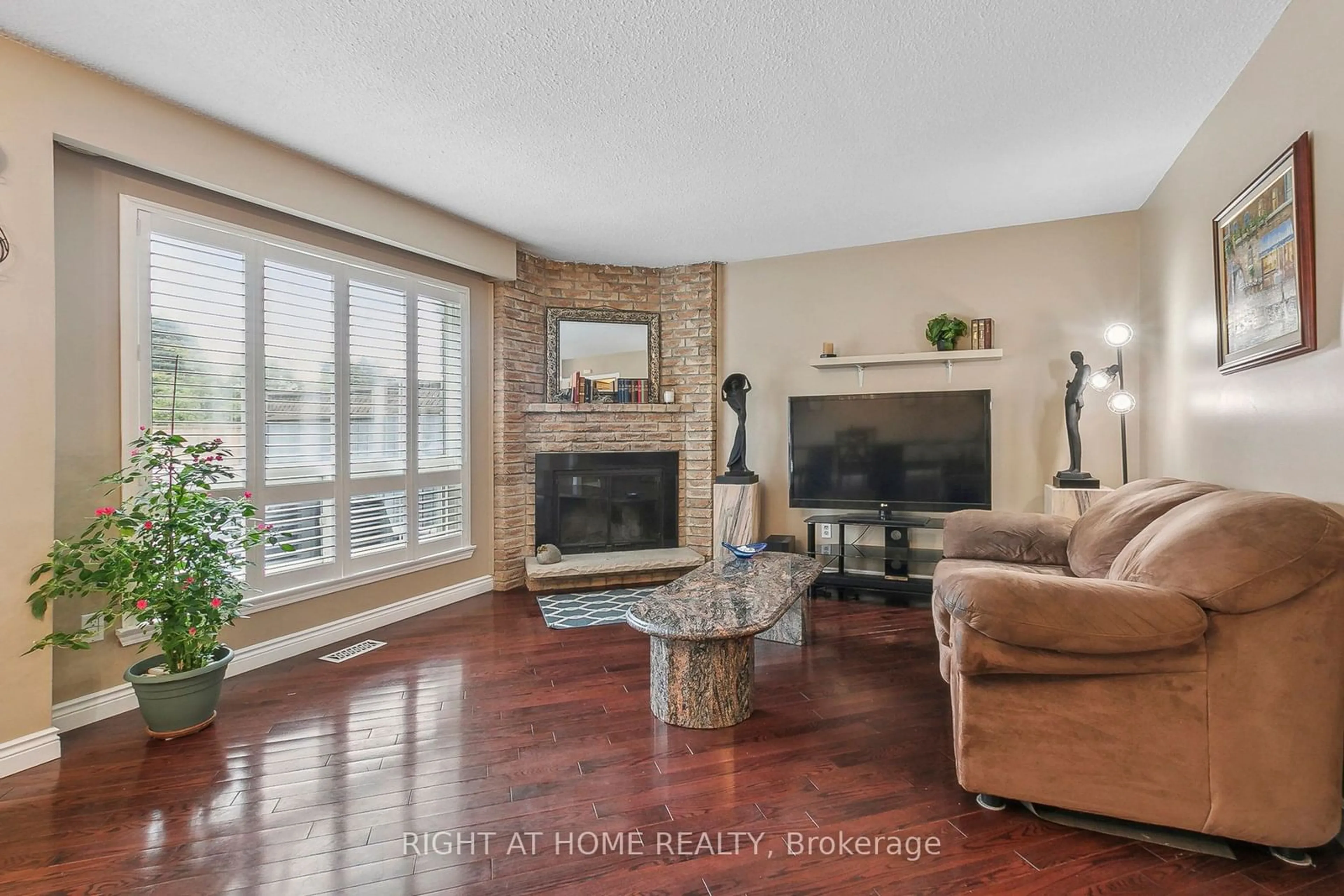 Living room for 258 Braymore Blvd, Toronto Ontario M1B 2G8