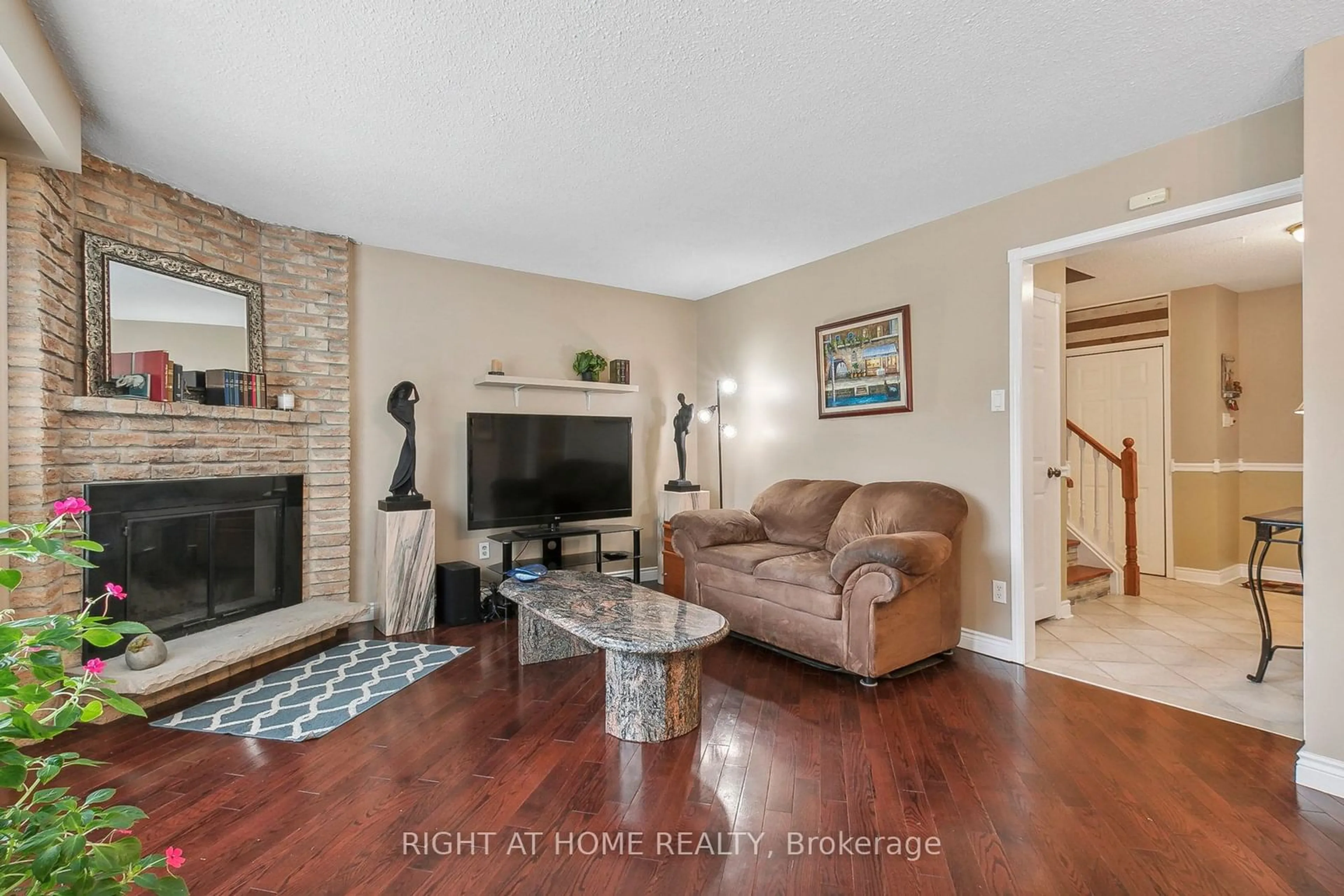 Living room, wood floors for 258 Braymore Blvd, Toronto Ontario M1B 2G8