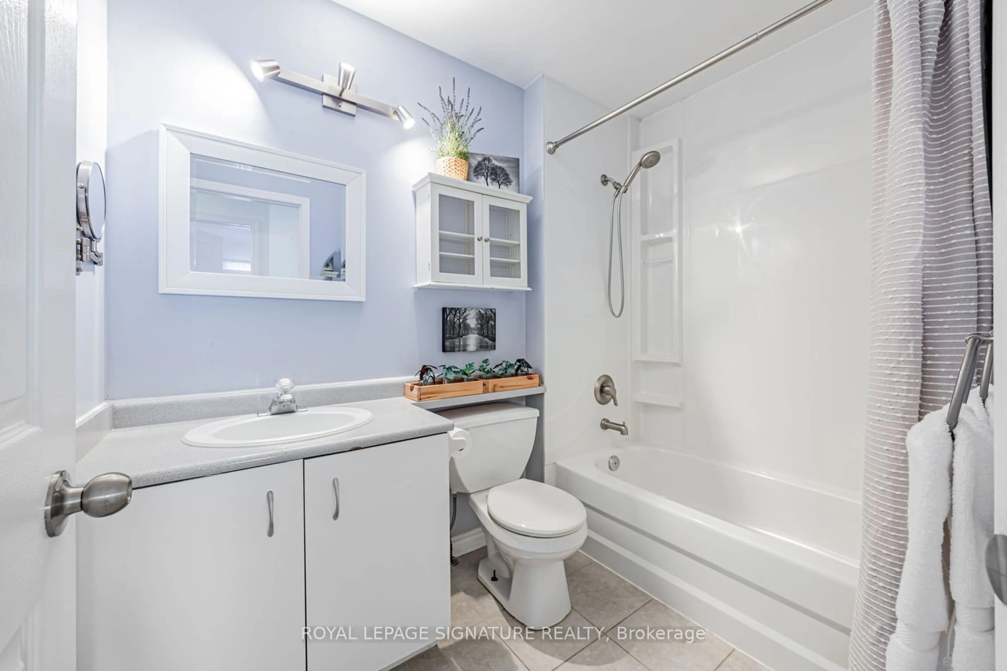 Standard bathroom for 1735 Walnut Lane #41, Pickering Ontario L1V 6Z8