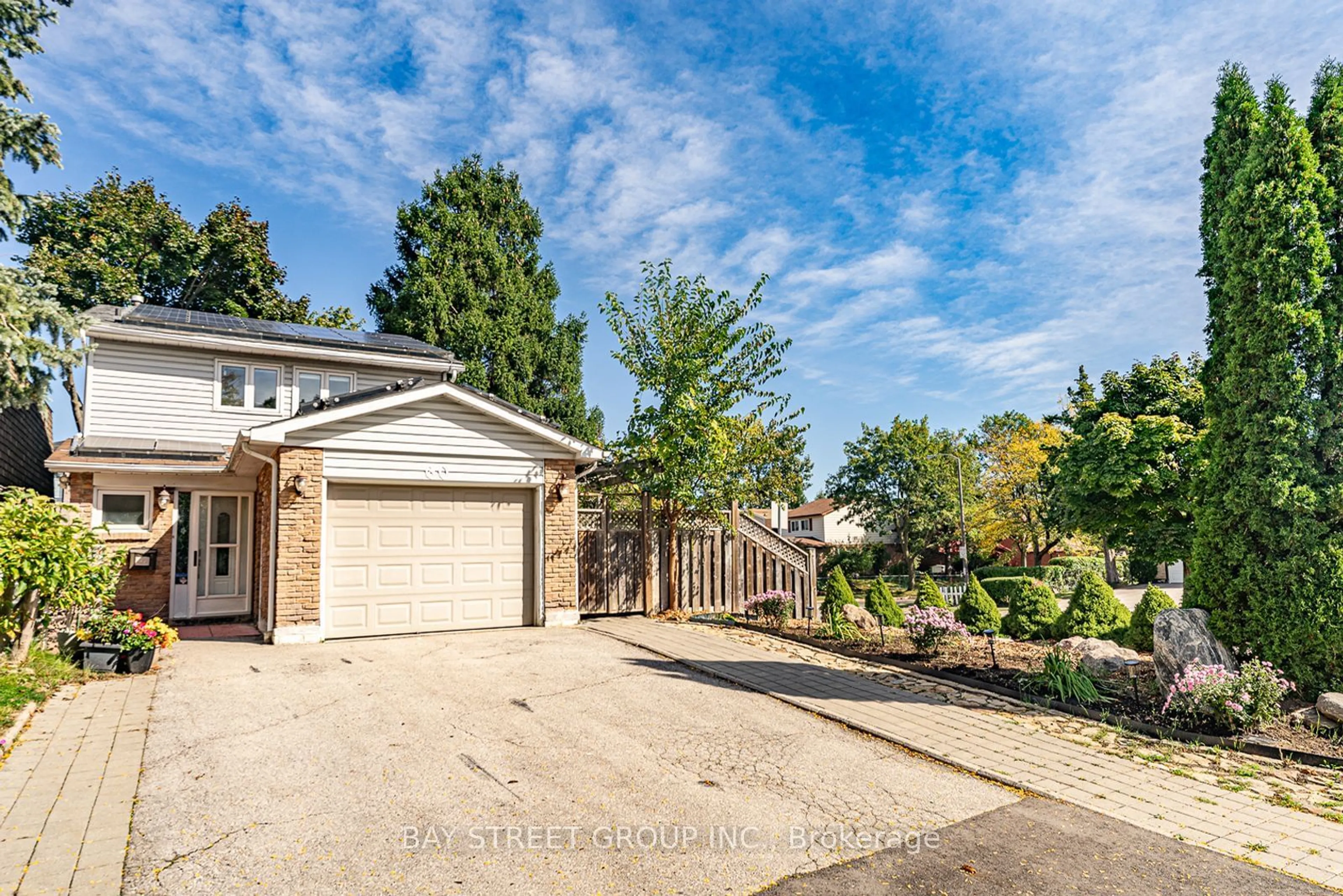 A pic from outside/outdoor area/front of a property/back of a property/a pic from drone, street for 60 Big Red Ave, Toronto Ontario M1V 1N9